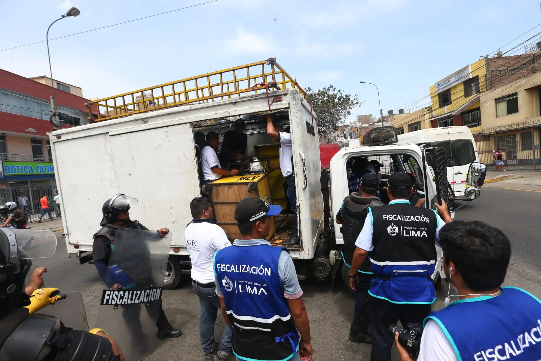 Operativo de la Municipalidad de San Luis a comercios que infringen la ordenanzas publicitarias y otras normas  de esta comuna distrital.Foto:ANDINA/Héctor Vinces.