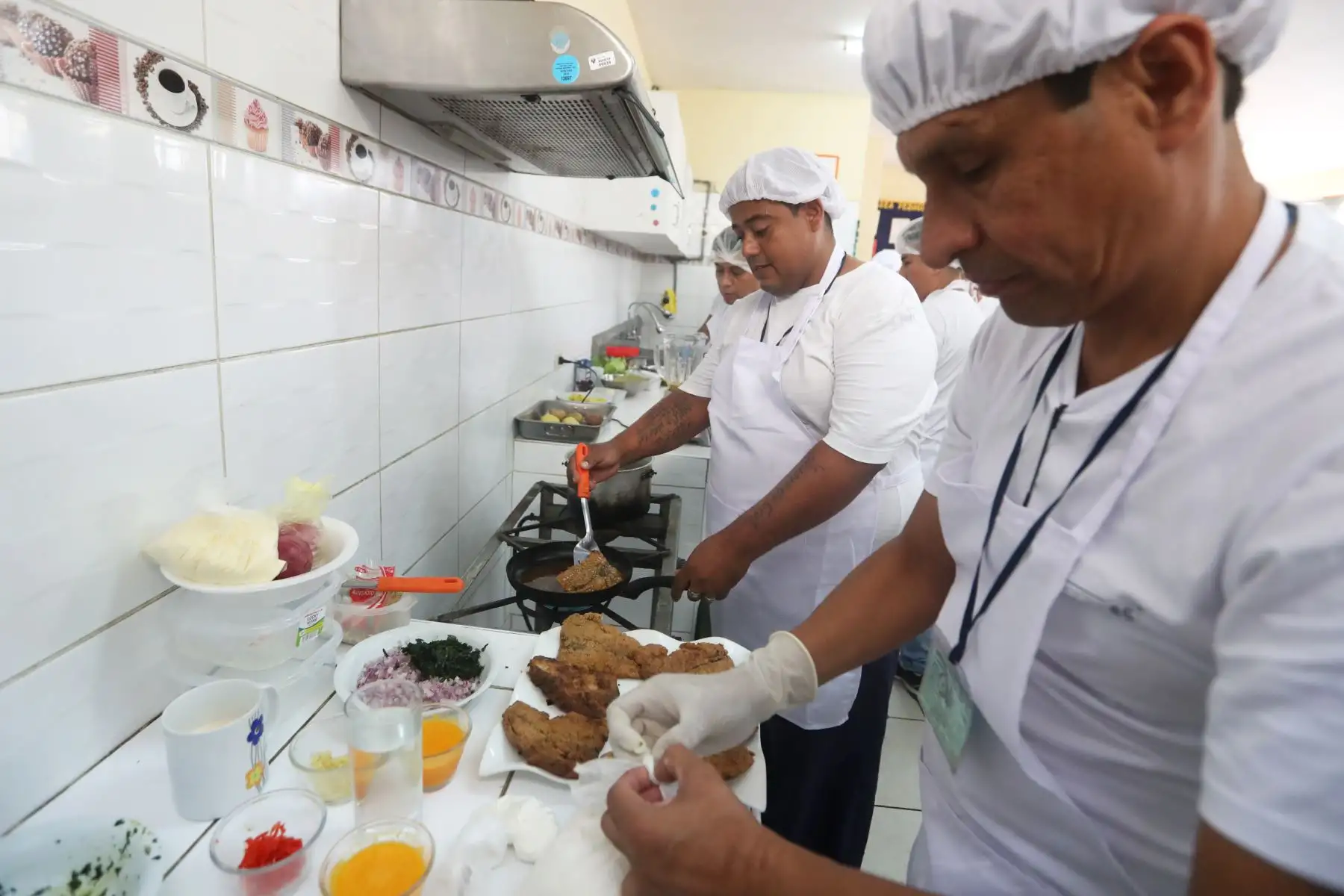 Los internos  ven el taller de gastronomía como un medio de tener un oficio y poder reinsertarse más fácilmente en el mercado laboral.. Foto: ANDINA/Melina Mejía