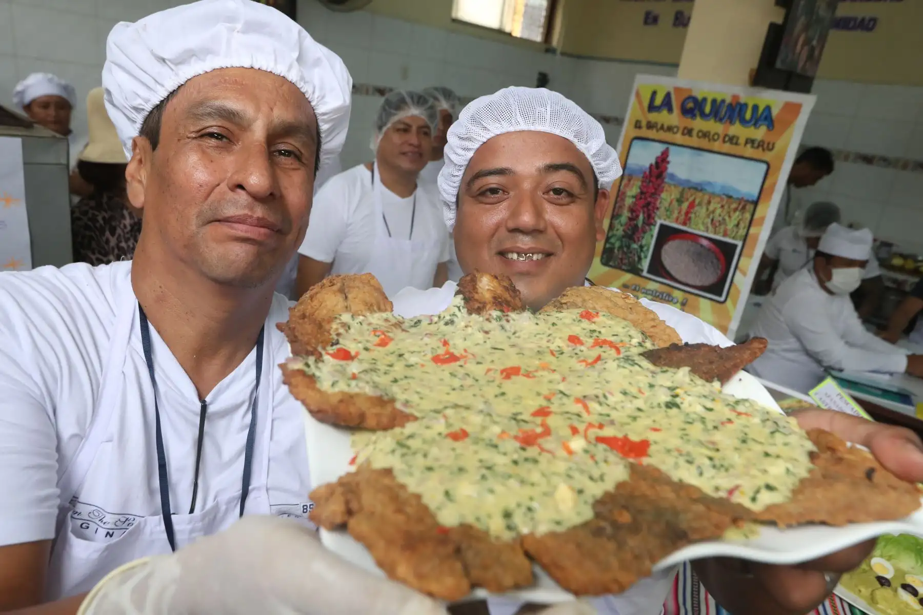Johan Andres Zapata y Walter Estacio, son alumnos del curso de cocina del penal Castro Castro, presentan su plato, pescado en salsa de huacatay. Foto: ANDINA/Melina Mejía