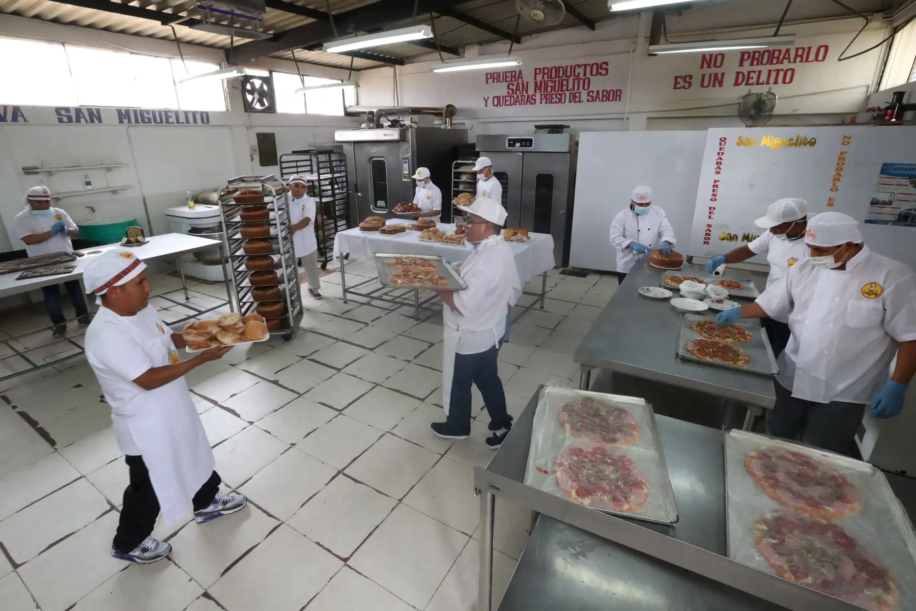 Los 18 internos que trabajan en la panadería San Miguelito, producen al rededor de 16 mil panes al día, estos son consumidos por la población penitenciaría. Además preparan galletas, empanadas y tartaletas, entre otros.  Foto: ANDINA/Melina Mejía