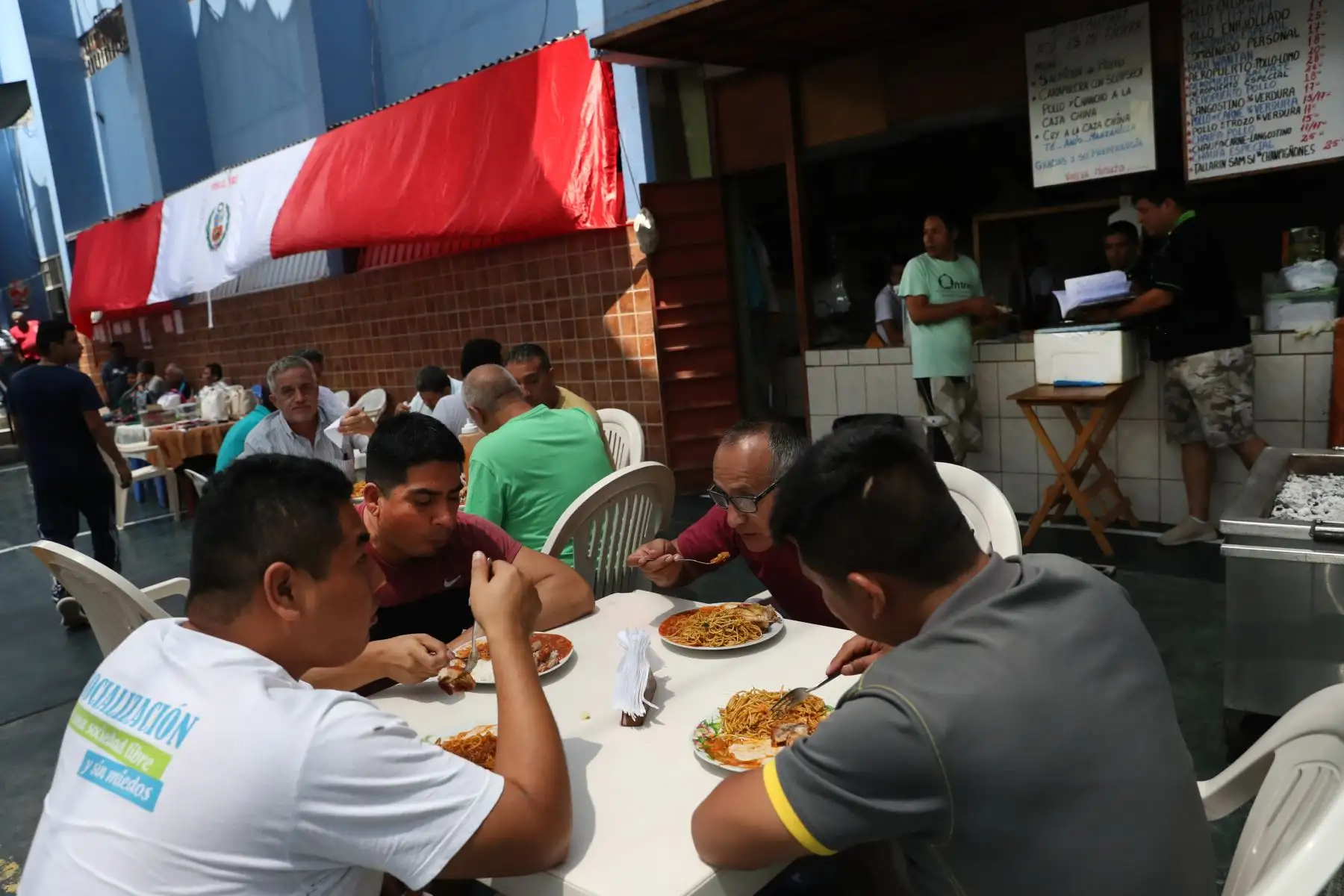 Internos del penal Castro Castro muestran sus artes culinarias en festival gastronomico. Foto: ANDINA/Melina Mejía