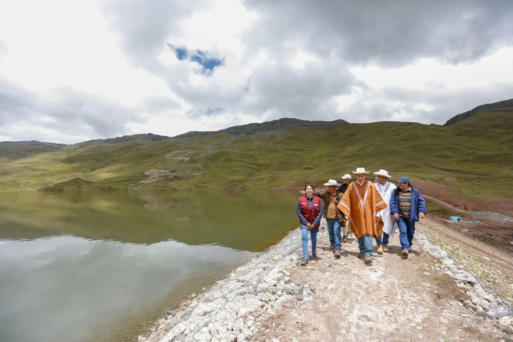 Jefe de Estado supervisa el funcionamiento del sistema de riego de La Playa en las comunidades campesinas de Sacsay y Llama, en Huayllabamba (Ancash). Foto:ANDINA/Prensa Presidencia