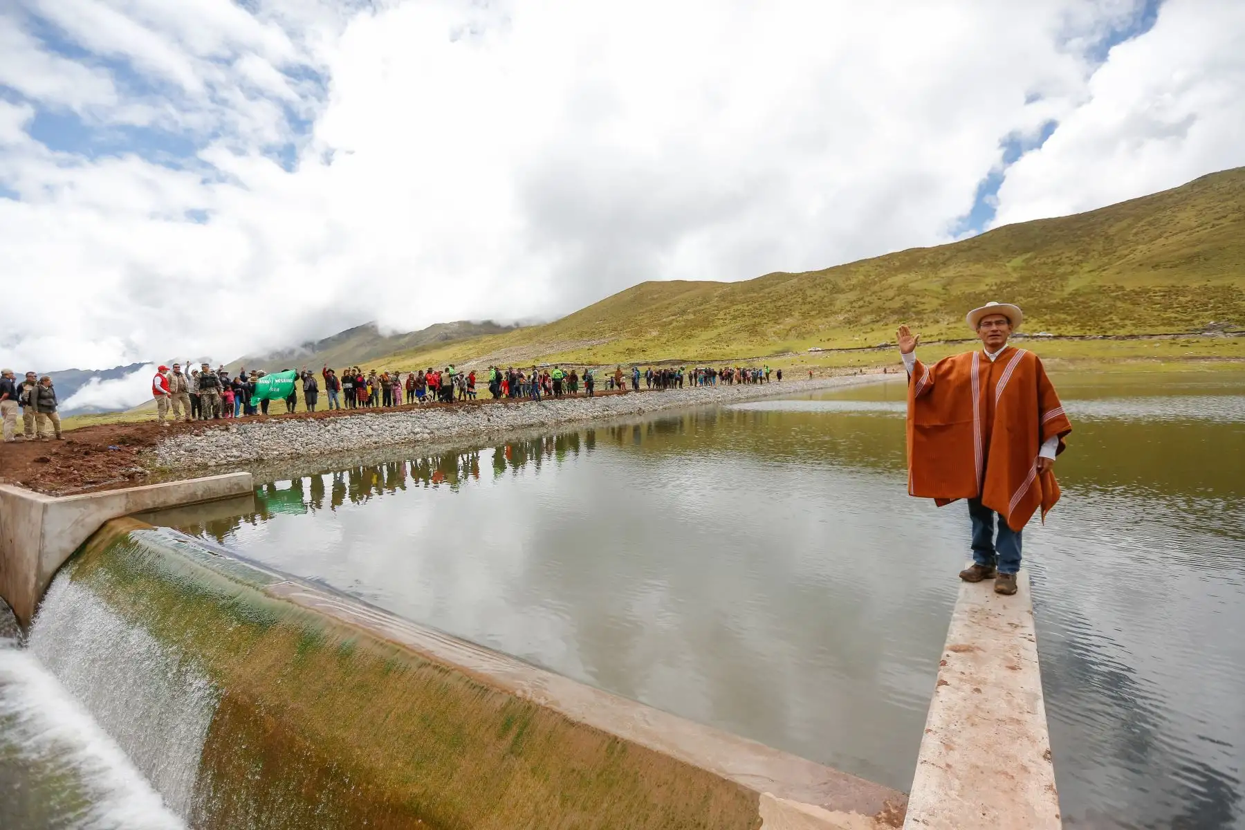 Jefe de Estado supervisa el funcionamiento del sistema de riego de La Playa en las comunidades campesinas de Sacsay y Llama, en Huayllabamba (Ancash). Foto:ANDINA/Prensa Presidencia
