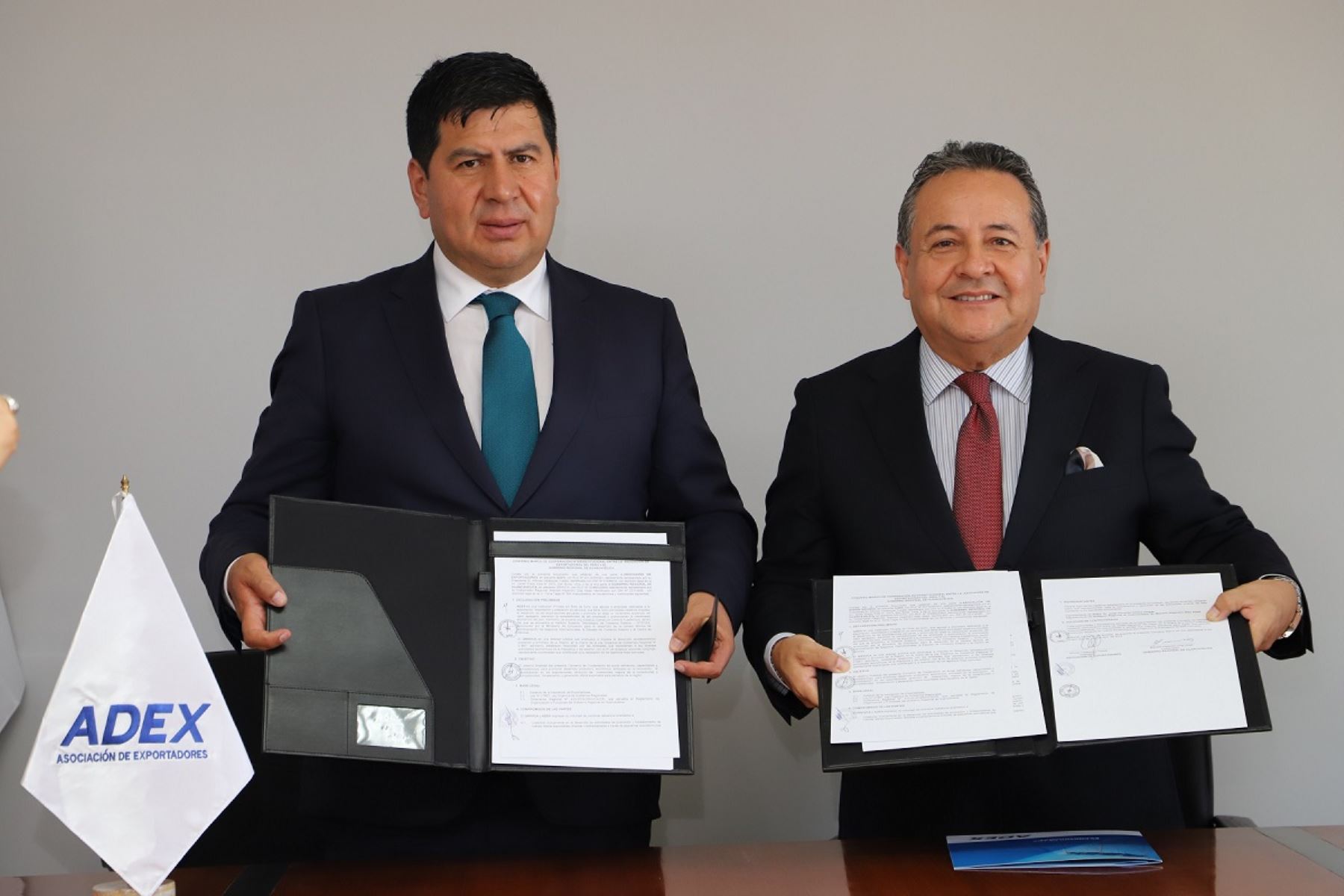 Gobernador regional de Huancavelica, Maciste Díaz; y el presidente de Adex, Alfonso Velásquez firman convenio. Foto: Cortesía.