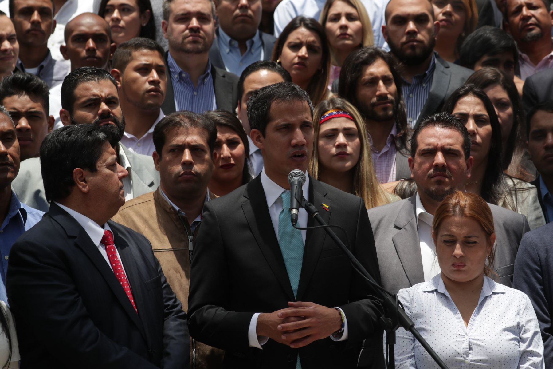 El jefe del Parlamento, Juan Guaidó, ofrece declaraciones tras el "Encuentro con líderes jóvenes por Venezuela" en Caracas. Foto: EFE