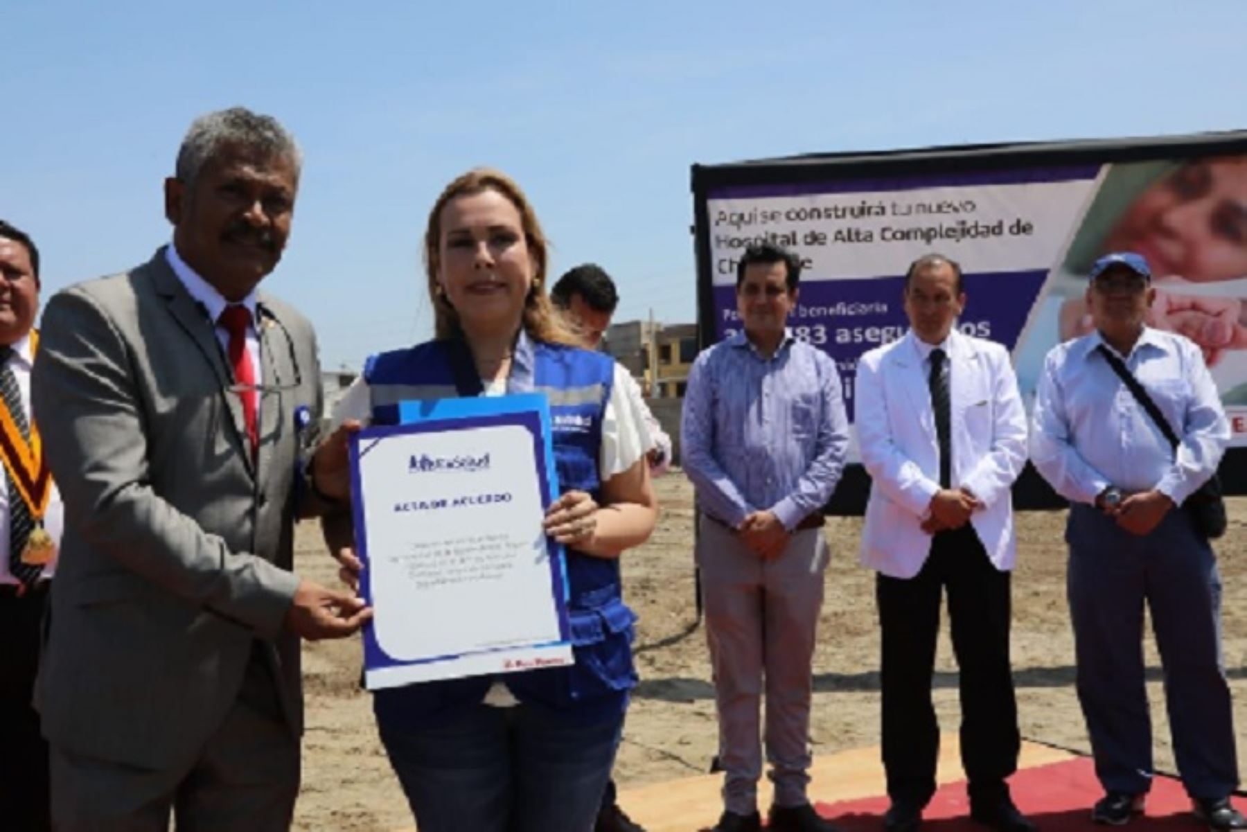 El Seguro Social de Salud (EsSalud) construirá un moderno hospital de nivel IV en Chimbote para atender casos de alta complejidad, así como un policlínico, anunció hoy la presidenta ejecutiva de dicha institución, Fiorella Molinelli, quien refirió que ambas obras beneficiarán a más de 350 mil asegurados de la región Áncash.