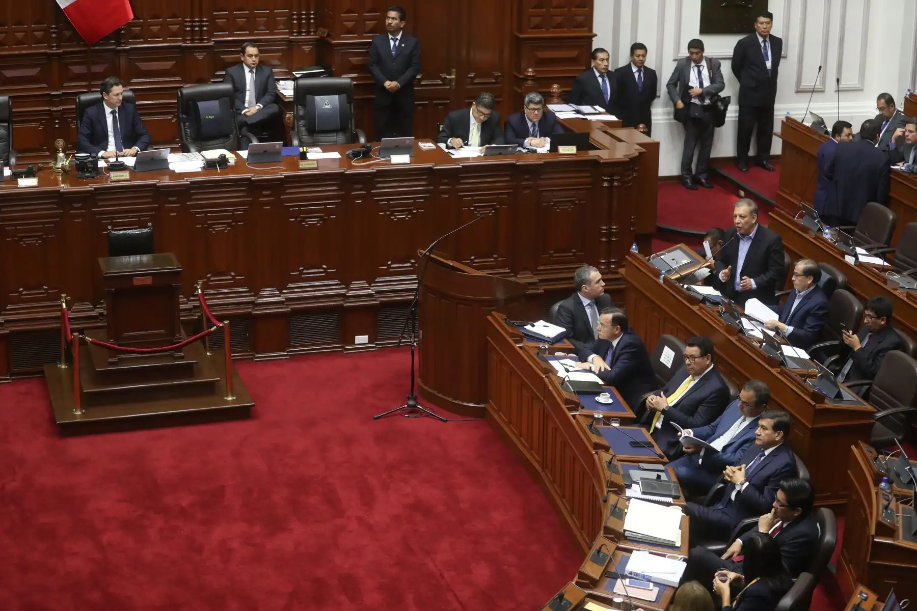 El presidente del Consejo de Ministros, Salvador del Solar, se presentó ante el pleno del Congreso, donde expuso los ejes de la política general del gobierno y solicitó el voto de confianza al Parlamento.

Foto: ANDINA/Juan Carlos Guzmán Negrini.
