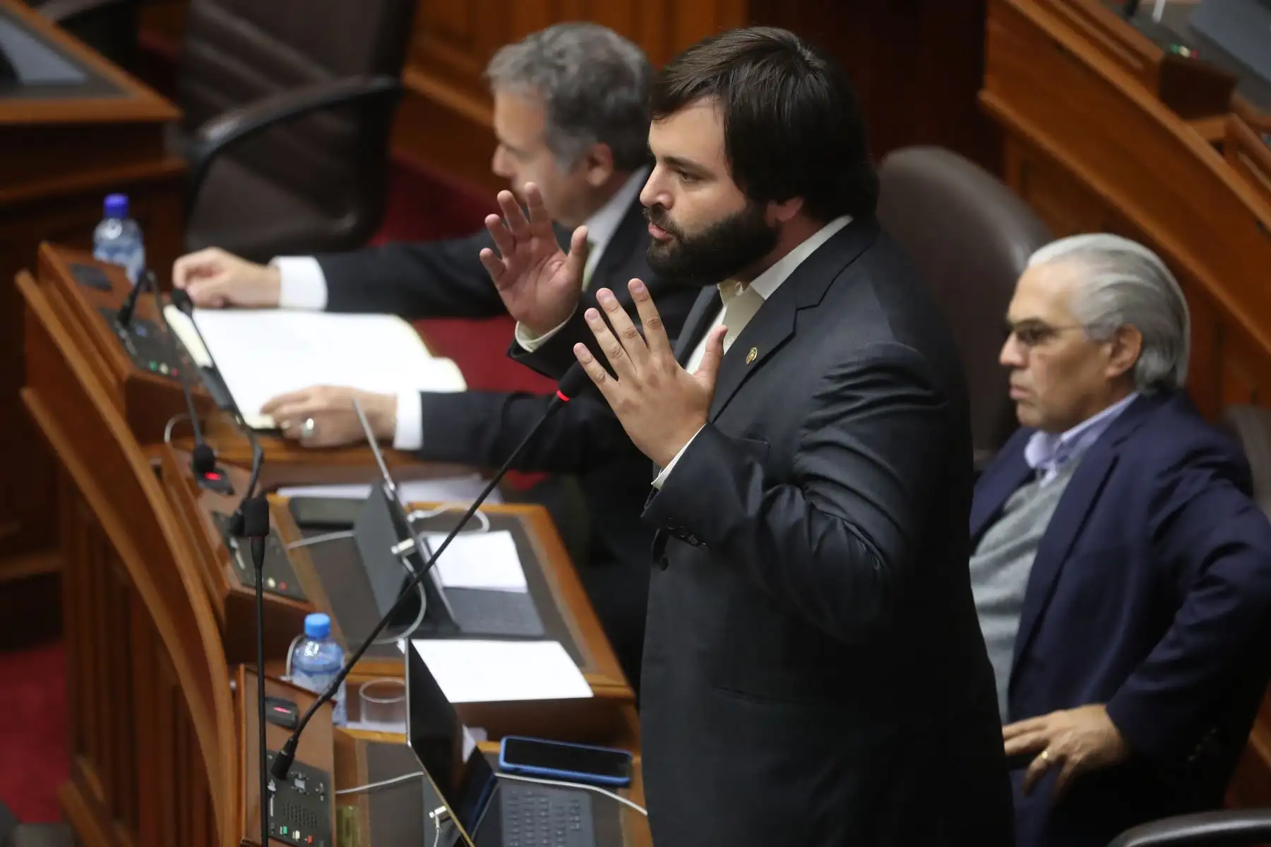 Intervención del congresista Alberto de Belaunde durante el debate del voto de confianza.

Foto: ANDINA/Juan Carlos Guzmán Negrini.