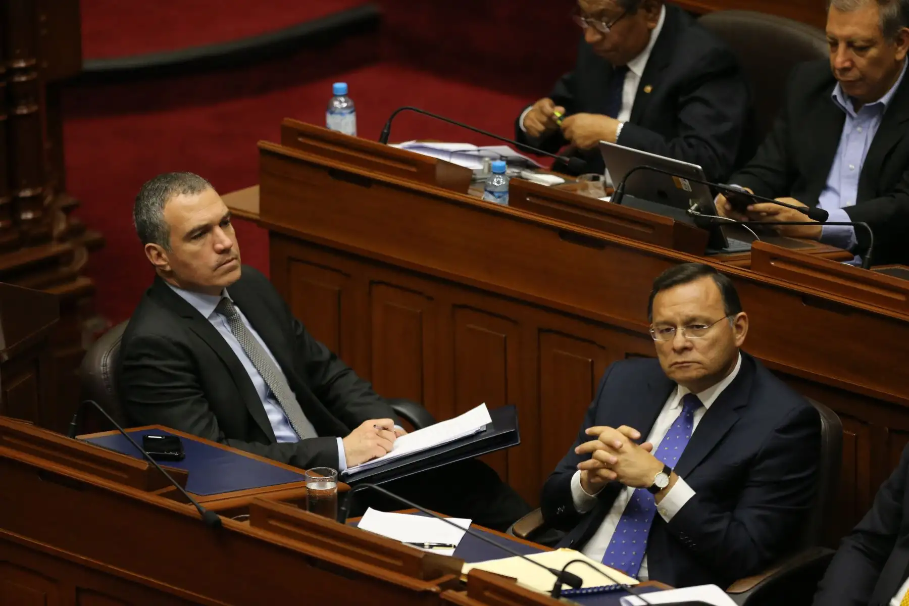 Jefe del gabinete, Salvador del Solar junto al canciller Néstor Popolizio escuchan el debate del voto de confianza. Foto: ANDINA/Jhony Laurente