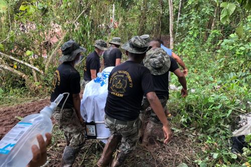 Miembros de las Fuerzas Armadas brindan asistencia humanitaria a los pobladores de la selva central afectados por huaicos y deslizamientos.