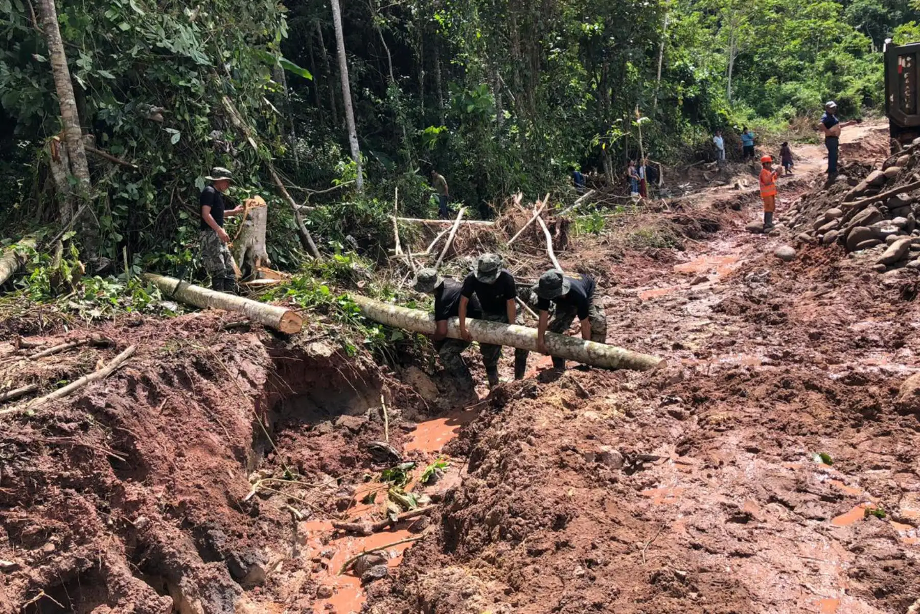 Acciones militares de apoyo humanitario de la brigada Pedro Ruiz Gallo de la Merced, frente a desastres naturales producidos en su zona de responsabilidad. Foto: ANDINA/Difusión