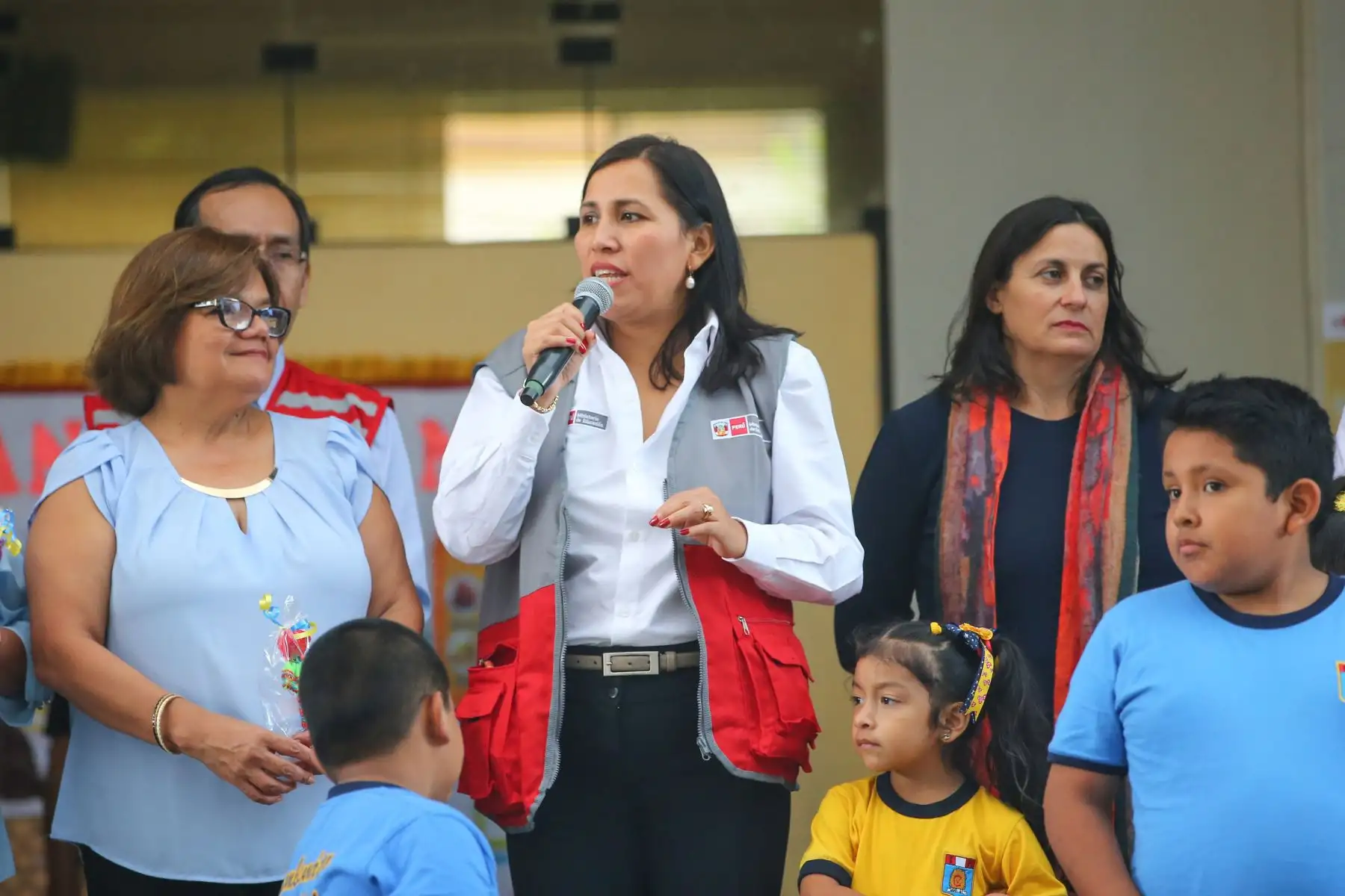 Las ministras de Desarrollo e Inclusión Social, Paola Bustamante y de Educación, Flor Pablo, participan en  la campaña de la lucha contra la anemia en los niños. Foto: ANDINA/Vidal Tarqui