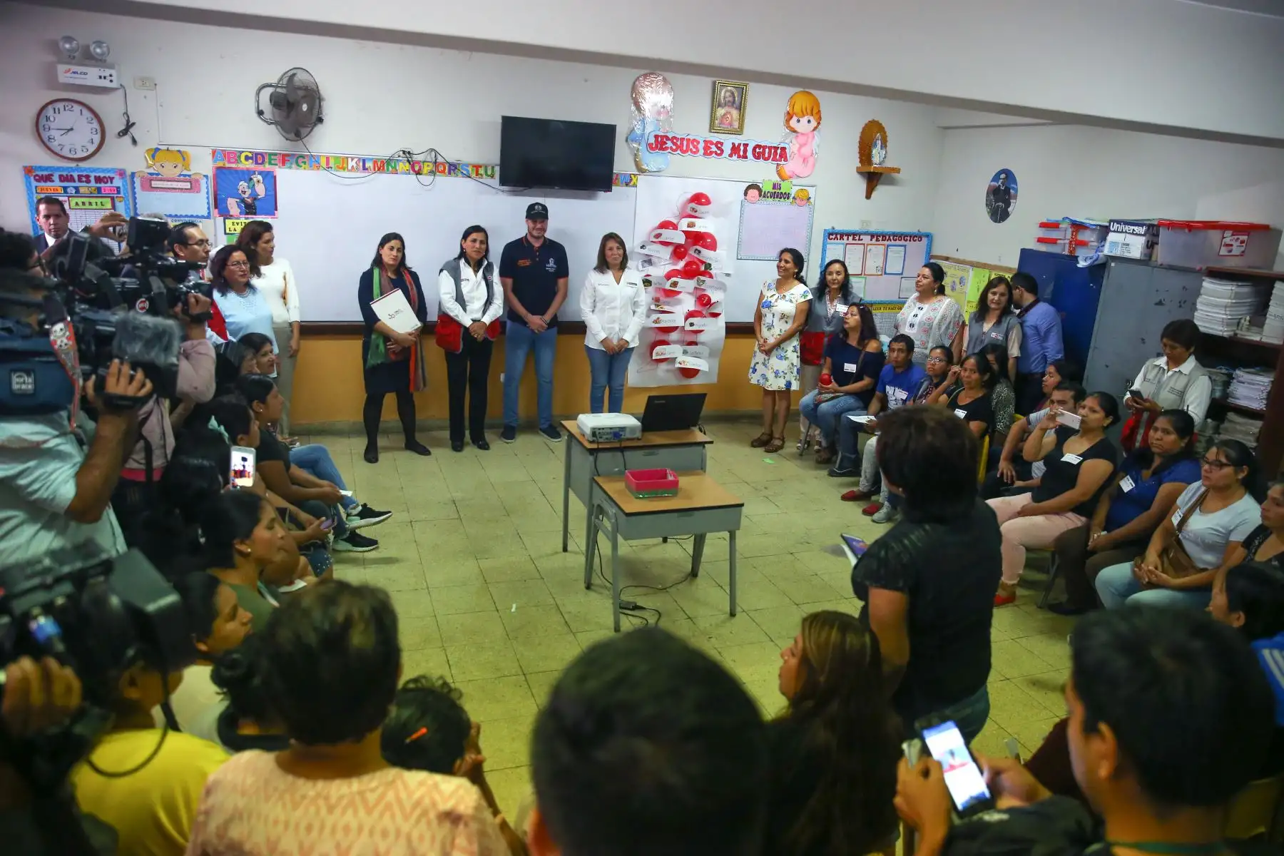 Las ministras de Desarrollo e Inclusión Social, Paola Bustamante y de Educación, Flor Pablo, participan en  la campaña de la lucha contra la anemia en los niños. Foto: ANDINA/Vidal Tarqui