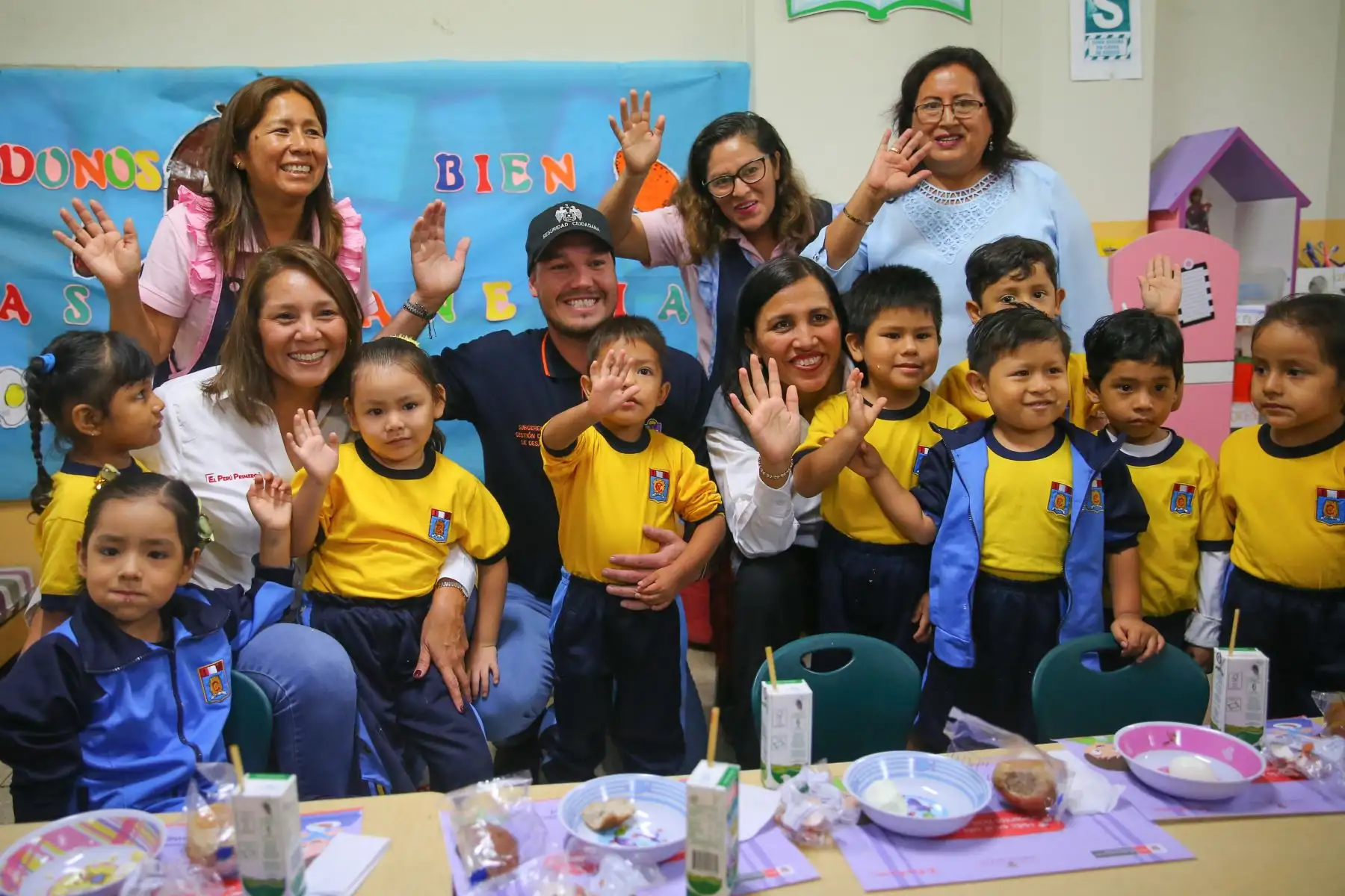 Las ministras de Desarrollo e Inclusión Social, Paola Bustamante y de Educación, Flor Pablo, participan en  la campaña de la lucha contra la anemia en los niños. Foto: ANDINA/Vidal Tarqui