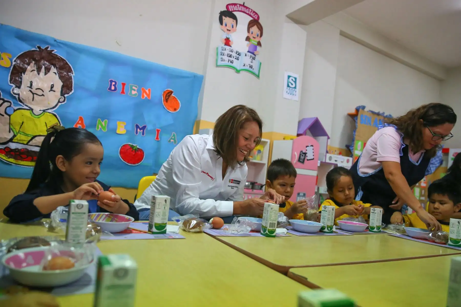 Las ministras de Desarrollo e Inclusión Social, Paola Bustamante y de Educación, Flor Pablo, participan en  la campaña de la lucha contra la anemia en los niños. Foto: ANDINA/Vidal Tarqui