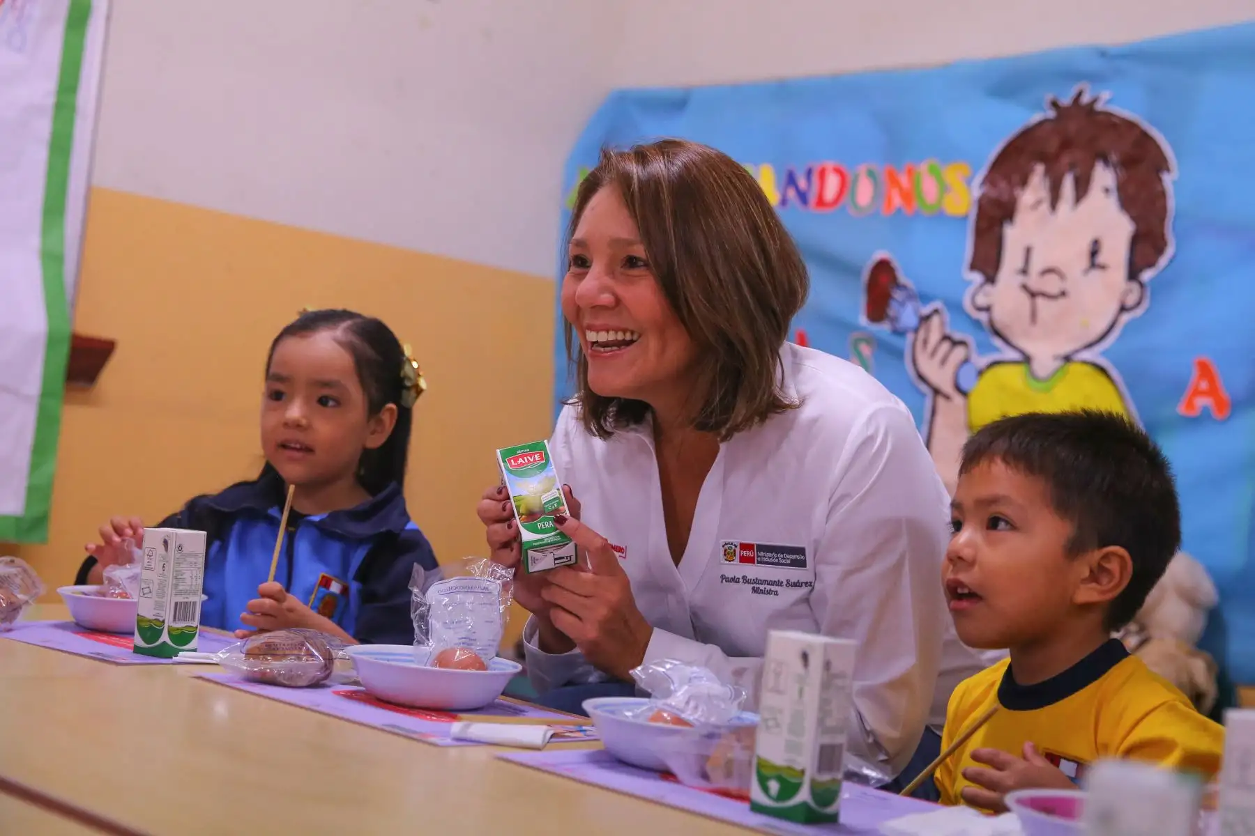 Las ministras de Desarrollo e Inclusión Social, Paola Bustamante y de Educación, Flor Pablo, participan en  la campaña de la lucha contra la anemia en los niños. Foto: ANDINA/Vidal Tarqui