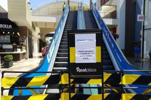 Joven se encuentra grave al sufrir accidente en centro comercial de Trujillo.