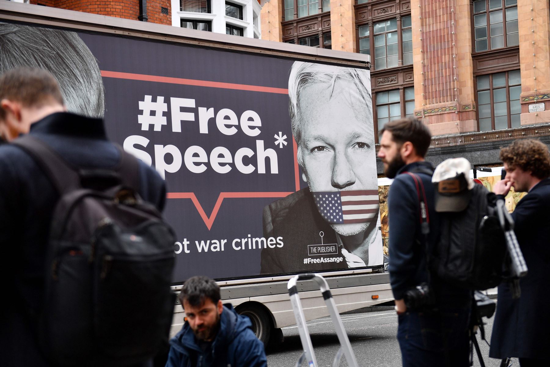 Londres: los partidarios del fundador de WikiLeaks, Julian Assange, y los periodistas se reúnen frente a la Embajada de Ecuador en Londres el 5 de abril de 2019. Foto: AFP