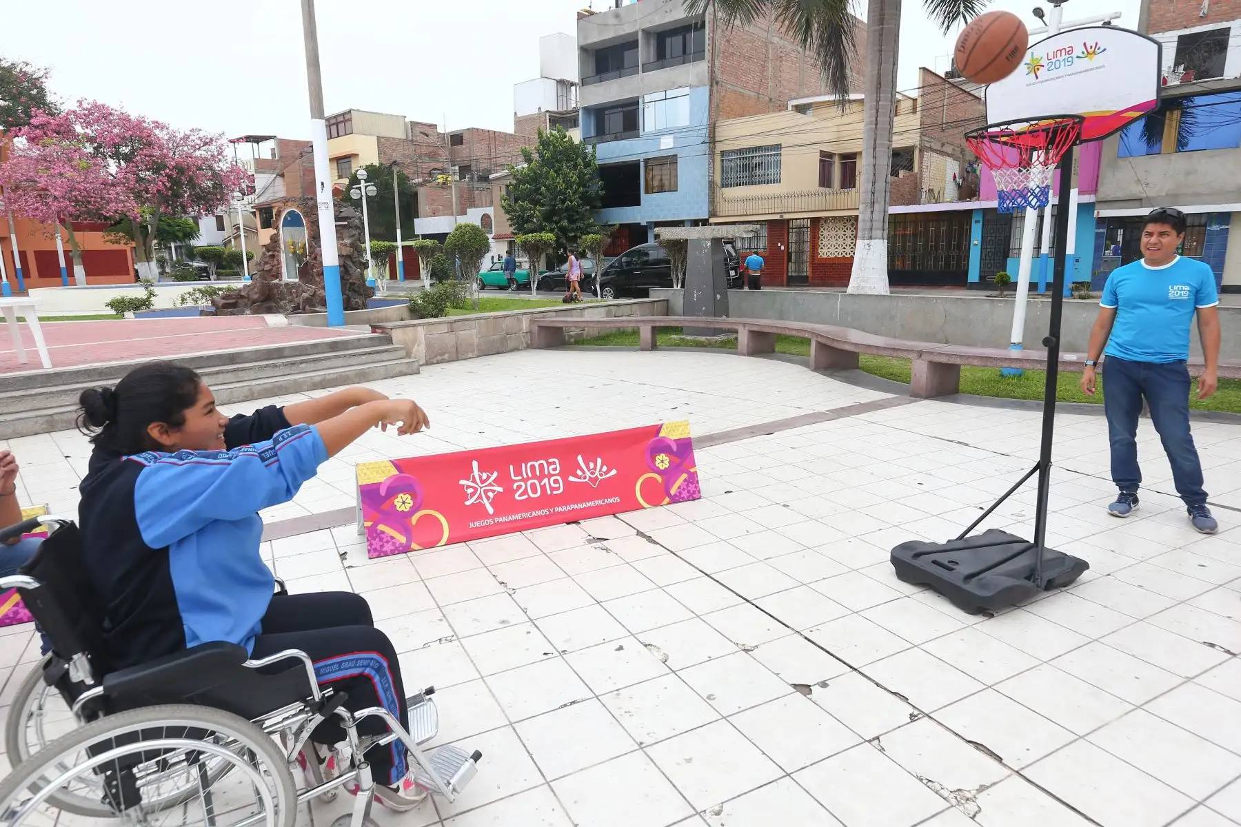 Milco la mascota de los juegos Panamericanos Lima 2019 y el alcalde de la Perla, participan de eventos deportivos en el Callao.Foto:ANDINA/Héctor Vinces.