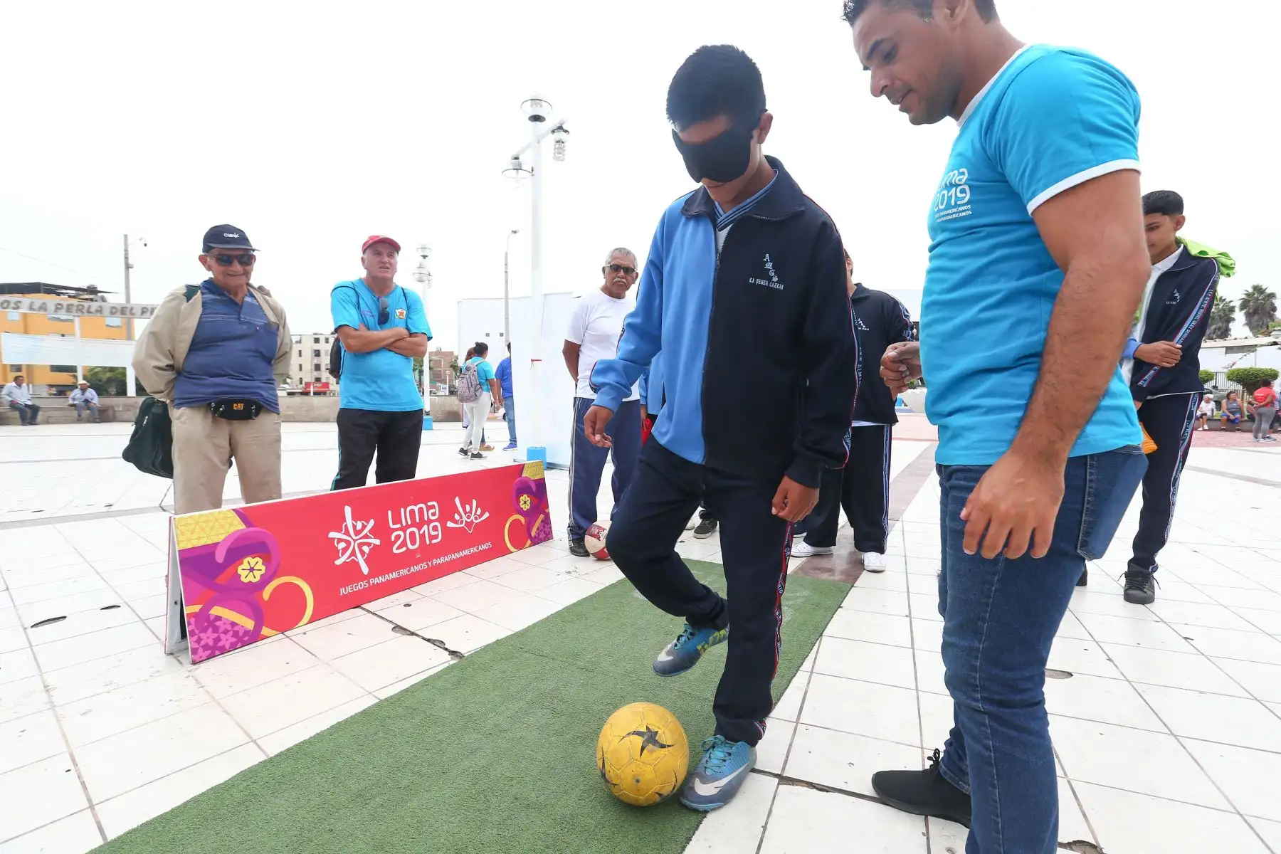 Milco la mascota de los juegos Panamericanos Lima 2019 y el alcalde de la Perla, participan de eventos deportivos en el Callao.Foto:ANDINA/Héctor Vinces.