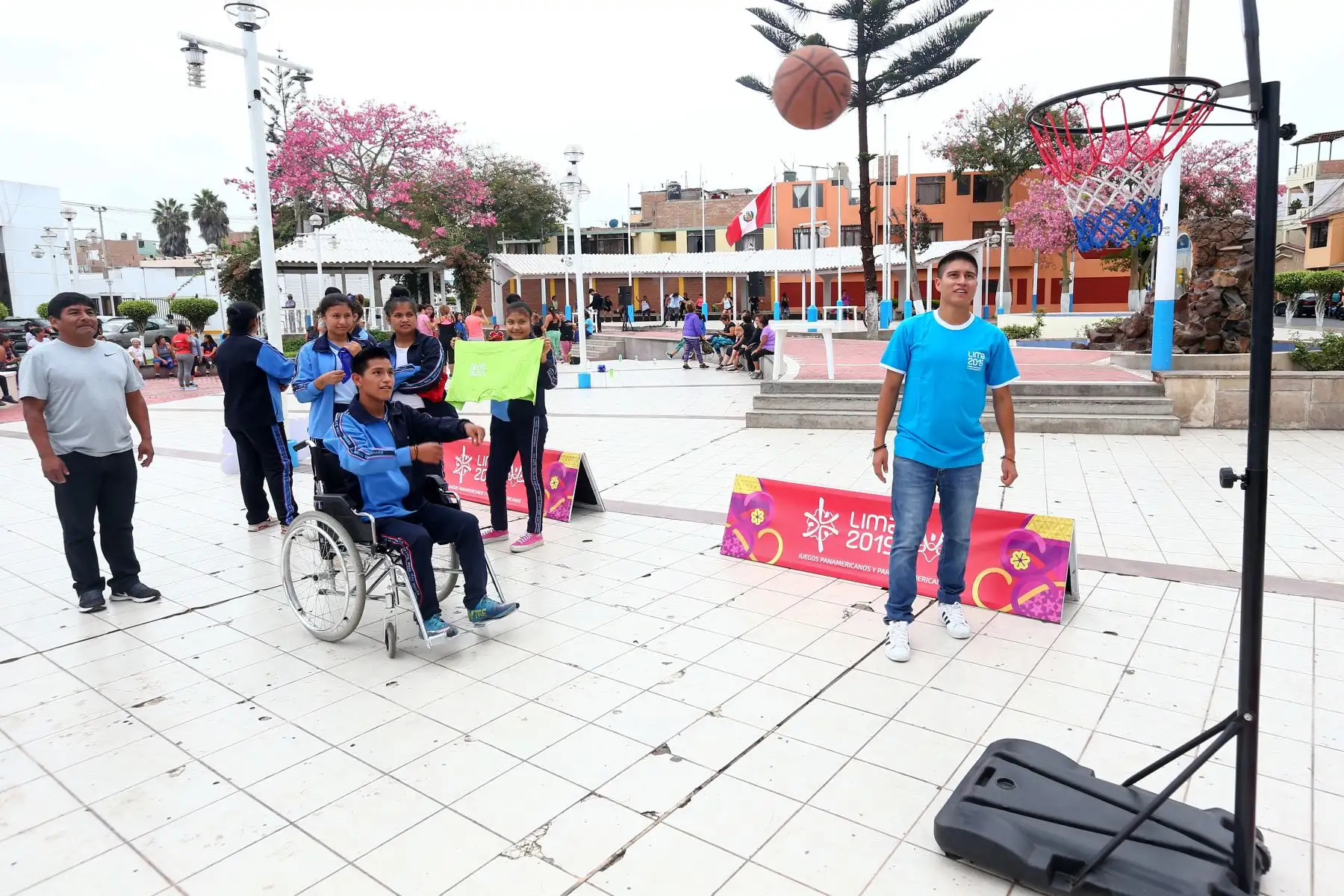 Milco la mascota de los juegos Panamericanos Lima 2019 y el alcalde de la Perla, participan de eventos deportivos en el Callao.Foto:ANDINA/Héctor Vinces.
