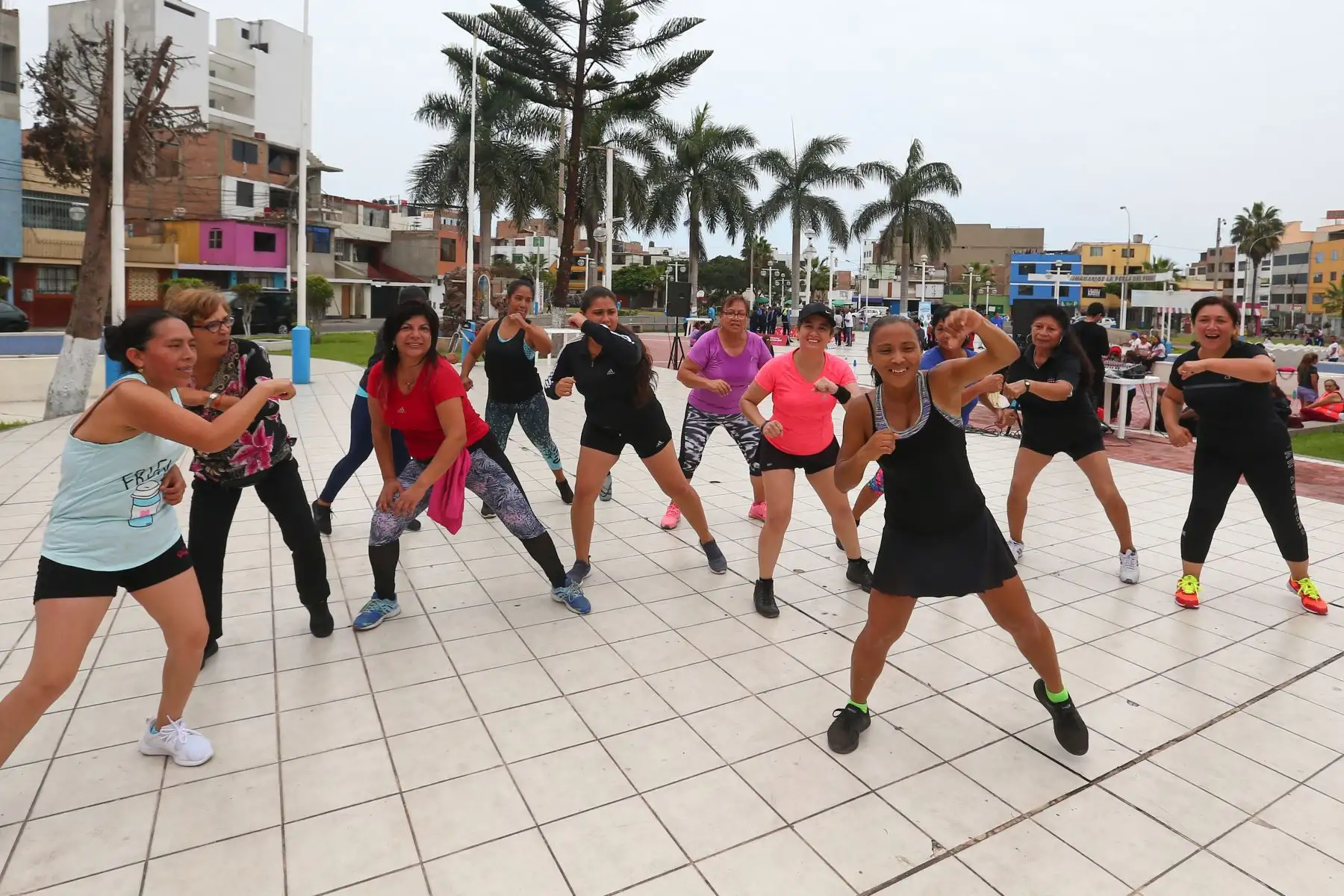 Milco la mascota de los juegos Panamericanos Lima 2019 y el alcalde de la Perla, participan de eventos deportivos en el Callao.Foto:ANDINA/Héctor Vinces.
