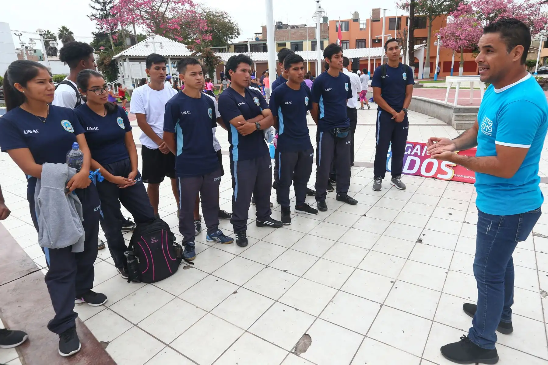 Milco la mascota de los juegos Panamericanos Lima 2019 y el alcalde de la Perla, participan de eventos deportivos en el Callao.Foto:ANDINA/Héctor Vinces.