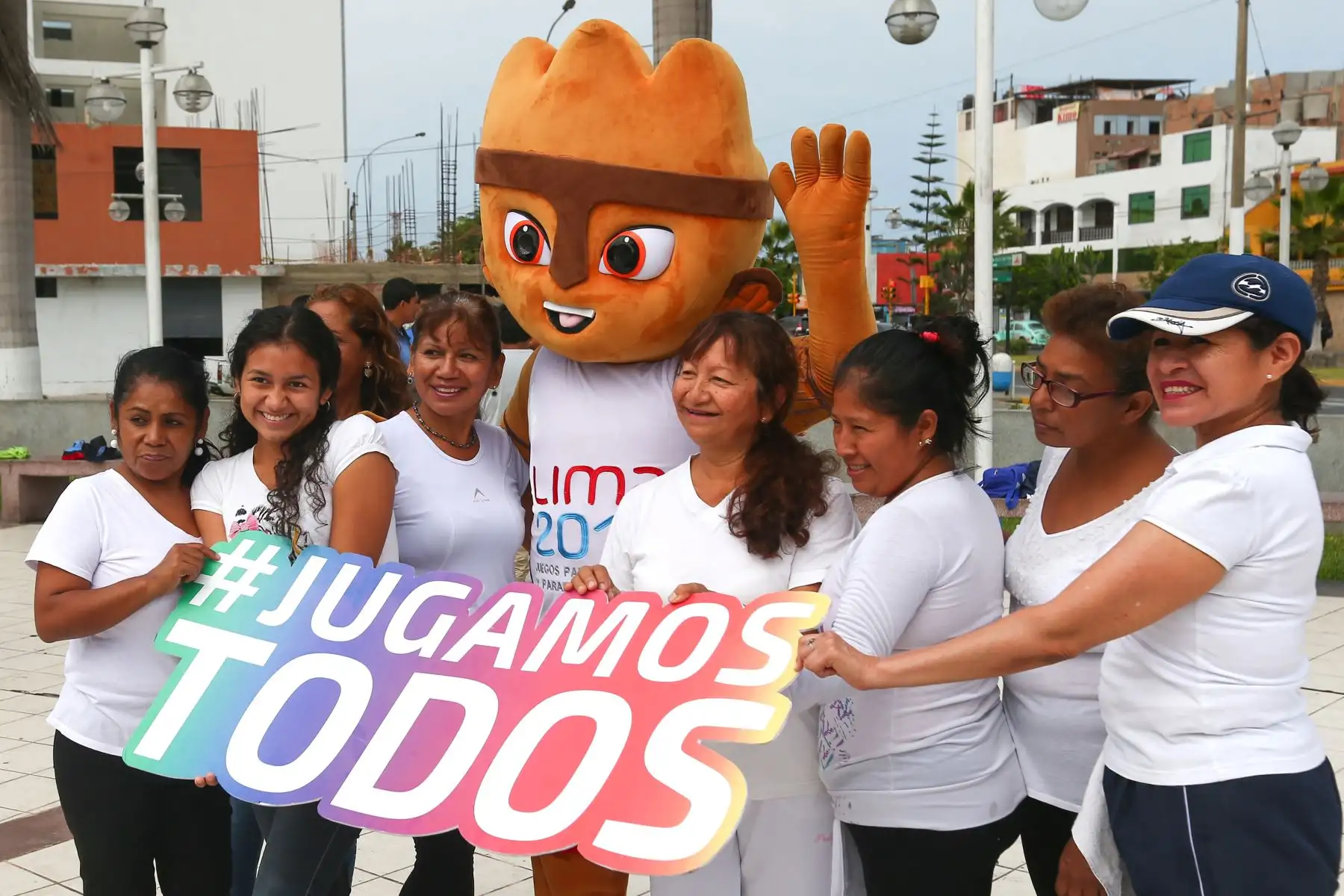Milco la mascota de los juegos Panamericanos Lima 2019 y el alcalde de la Perla, participan de eventos deportivos en el Callao.Foto:ANDINA/Héctor Vinces