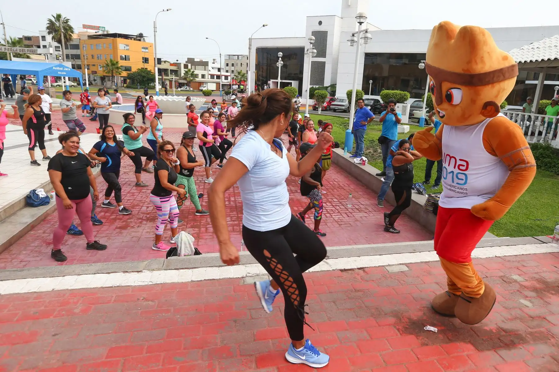 Milco la mascota de los juegos Panamericanos Lima 2019 y el alcalde de la Perla, participan de eventos deportivos en el Callao.Foto:ANDINA/Héctor Vinces