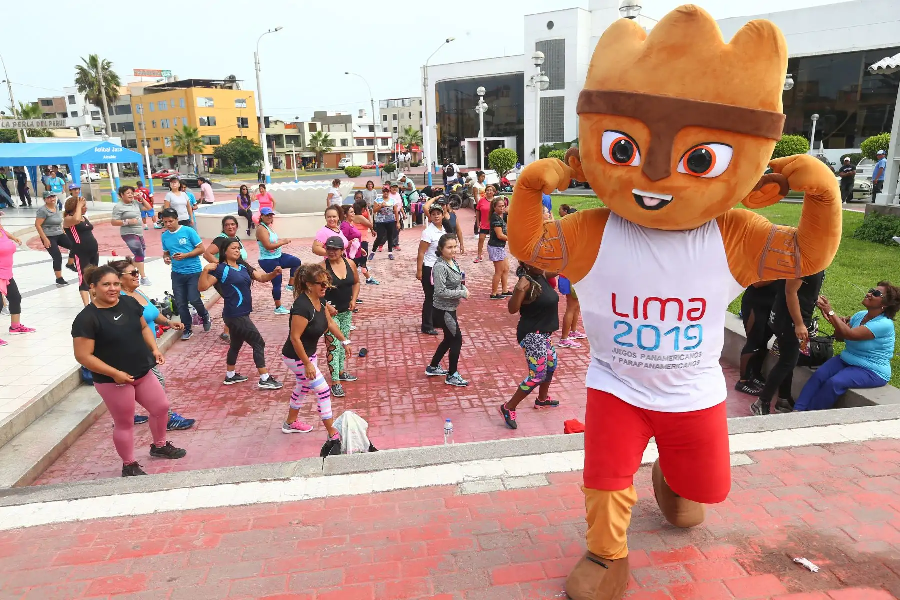 Milco la mascota de los juegos Panamericanos Lima 2019 y el alcalde de la Perla, participan de eventos deportivos en el Callao.Foto:ANDINA/Héctor Vinces