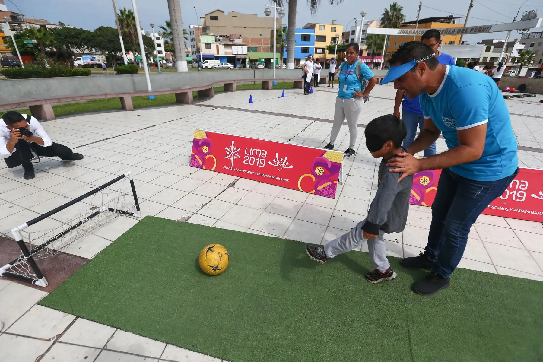 Milco la mascota de los juegos Panamericanos Lima 2019 y el alcalde de la Perla, participan de eventos deportivos en el Callao.Foto:ANDINA/Héctor Vinces