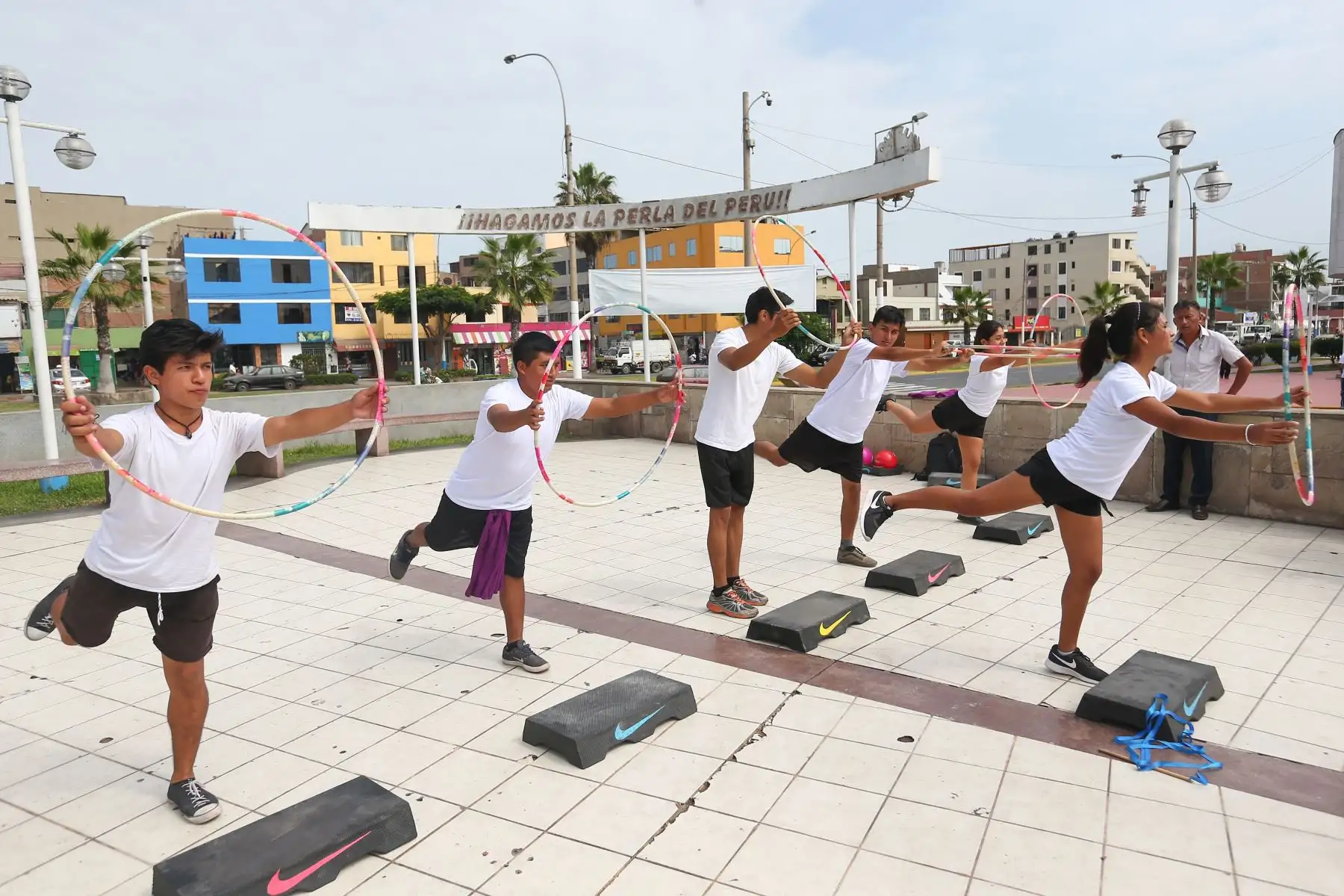 Milco la mascota de los juegos Panamericanos Lima 2019 y el alcalde de la Perla, participan de eventos deportivos en el Callao.Foto:ANDINA/Héctor Vinces