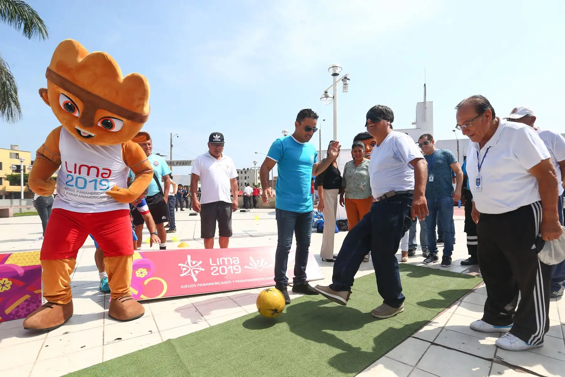 Milco la mascota de los juegos Panamericanos Lima 2019 y el alcalde de la Perla, participan de eventos deportivos en el Callao.Foto:ANDINA/Héctor Vinces