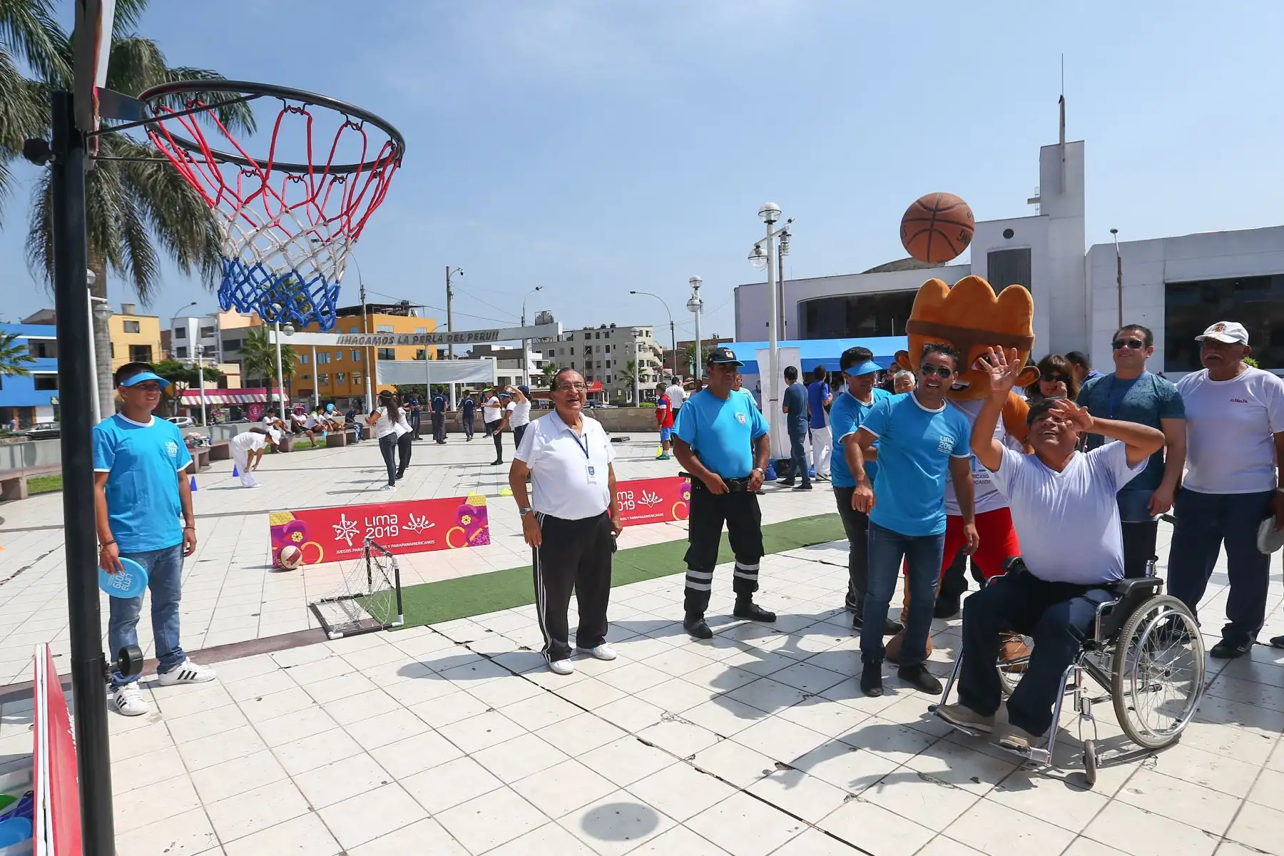 Milkc la mascota de los juegos Panamericanos Lima 2019 y el alcalde de la Perla, participan de eventos deportivos en el Callao.Foto:ANDINA/Héctor Vinces