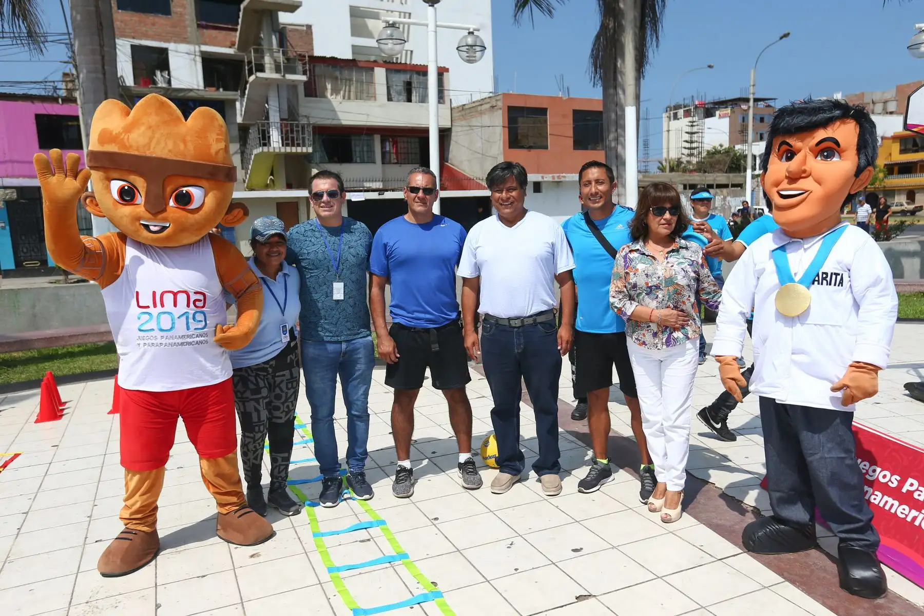 Milco la mascota de los juegos Panamericanos Lima 2019 y el alcalde de la Perla, participan de eventos deportivos en el Callao.Foto:ANDINA/Héctor Vinces
