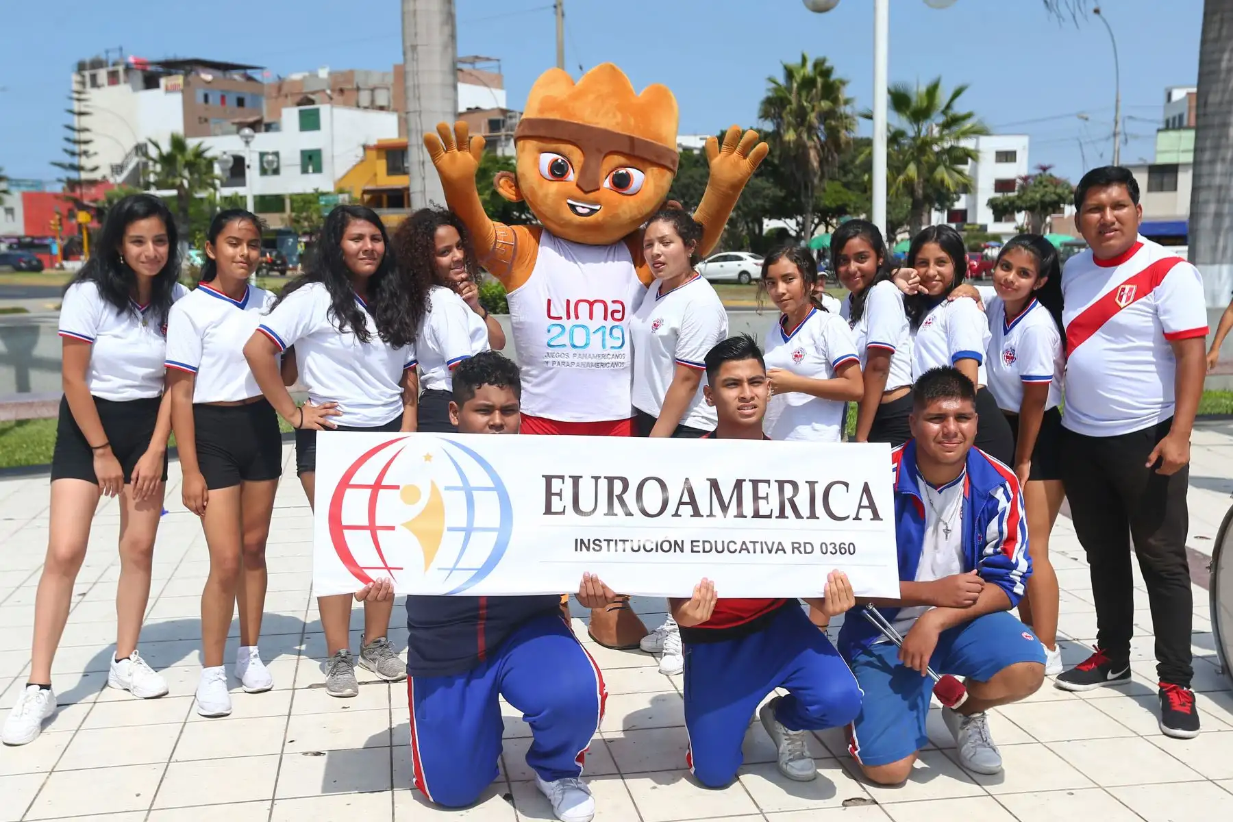 Milco la mascota de los juegos Panamericanos Lima 2019 y el alcalde de la Perla, participan de eventos deportivos en el Callao.Foto:ANDINA/Héctor Vinces