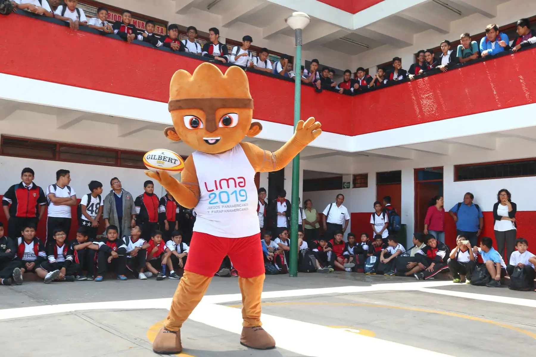 Milco la mascota de los juegos Panamericanos Lima 2019 y el alcalde de la Perla, participan de eventos deportivos en el Callao.Foto:ANDINA/Héctor Vinces