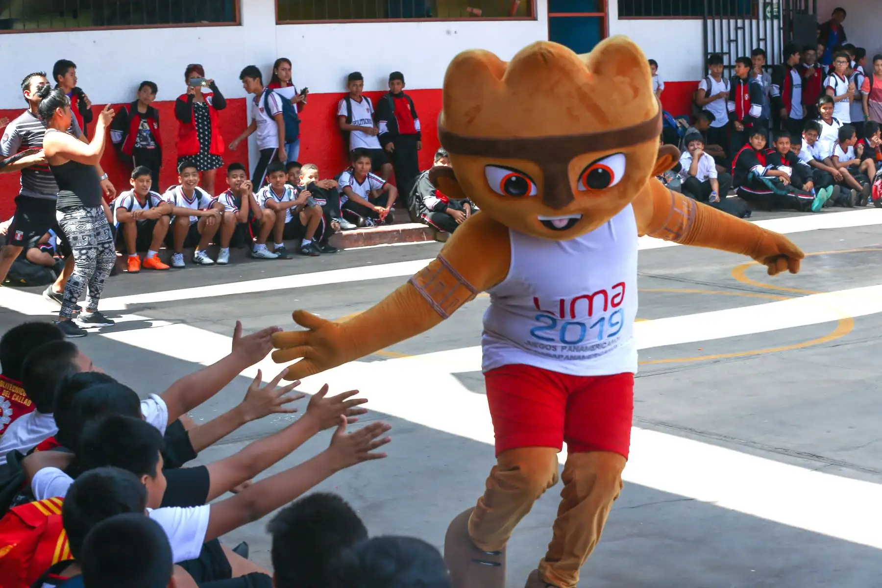 Milco la mascota de los juegos Panamericanos Lima 2019 y el alcalde de la Perla, participan de eventos deportivos en el Callao.Foto:ANDINA/Héctor Vinces