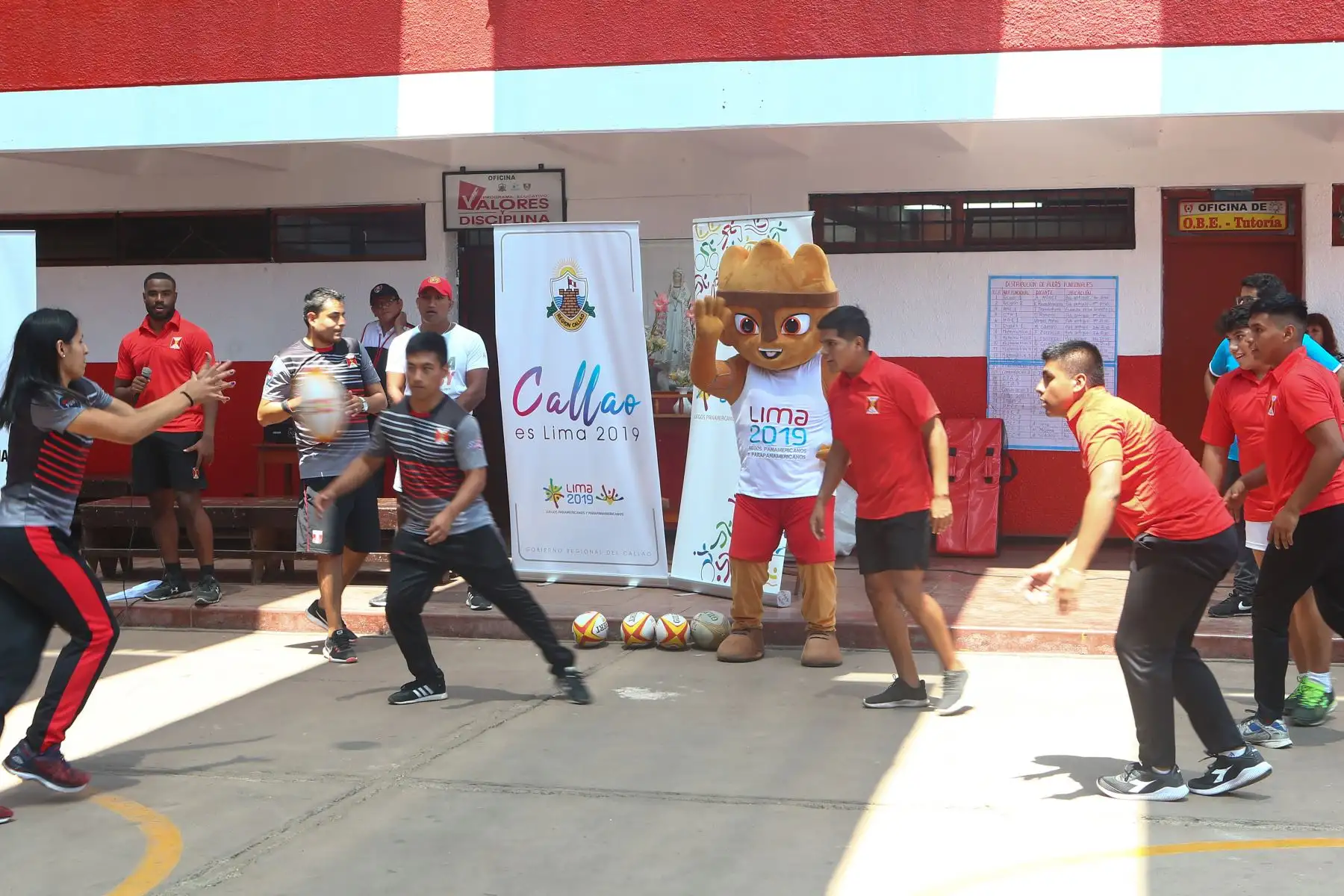 Milco la mascota de los juegos Panamericanos Lima 2019 y el alcalde de la Perla, participan de eventos deportivos en el Callao.Foto:ANDINA/Héctor Vinces