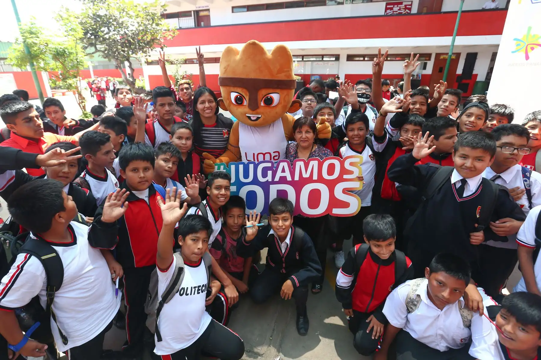 Milco la mascota de los juegos Panamericanos Lima 2019 y el alcalde de la Perla, participan de eventos deportivos en el Callao.Foto:ANDINA/Héctor Vinces