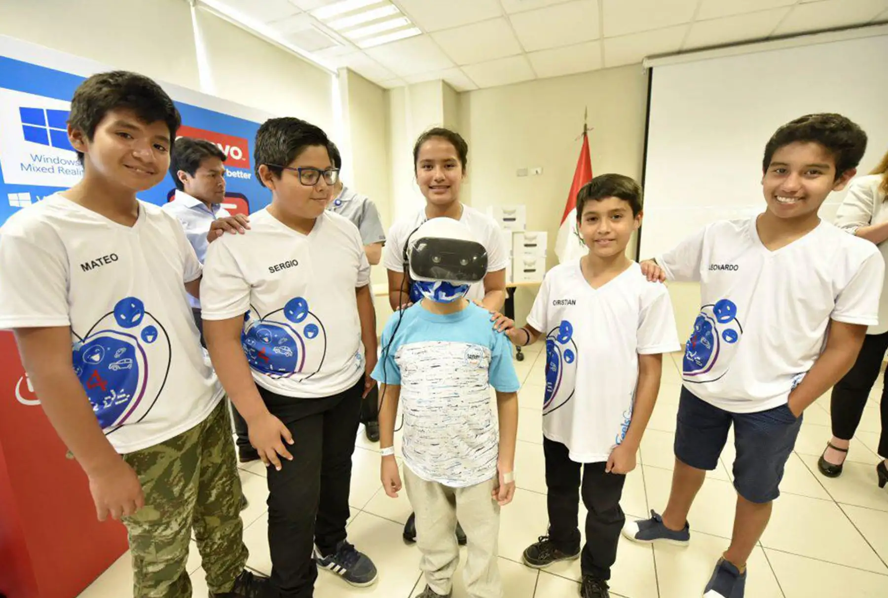 Alumnos aprenden a crear aplicativos moviles, paginas web y juegos en realidad virtual (Foto: Cortesía)