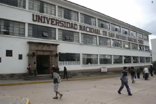 Varias universidades han ofrecido sus laboratorios y equipos de última tecnología para el análisis y descarte de la enfermedad. ANDINA/Difusión