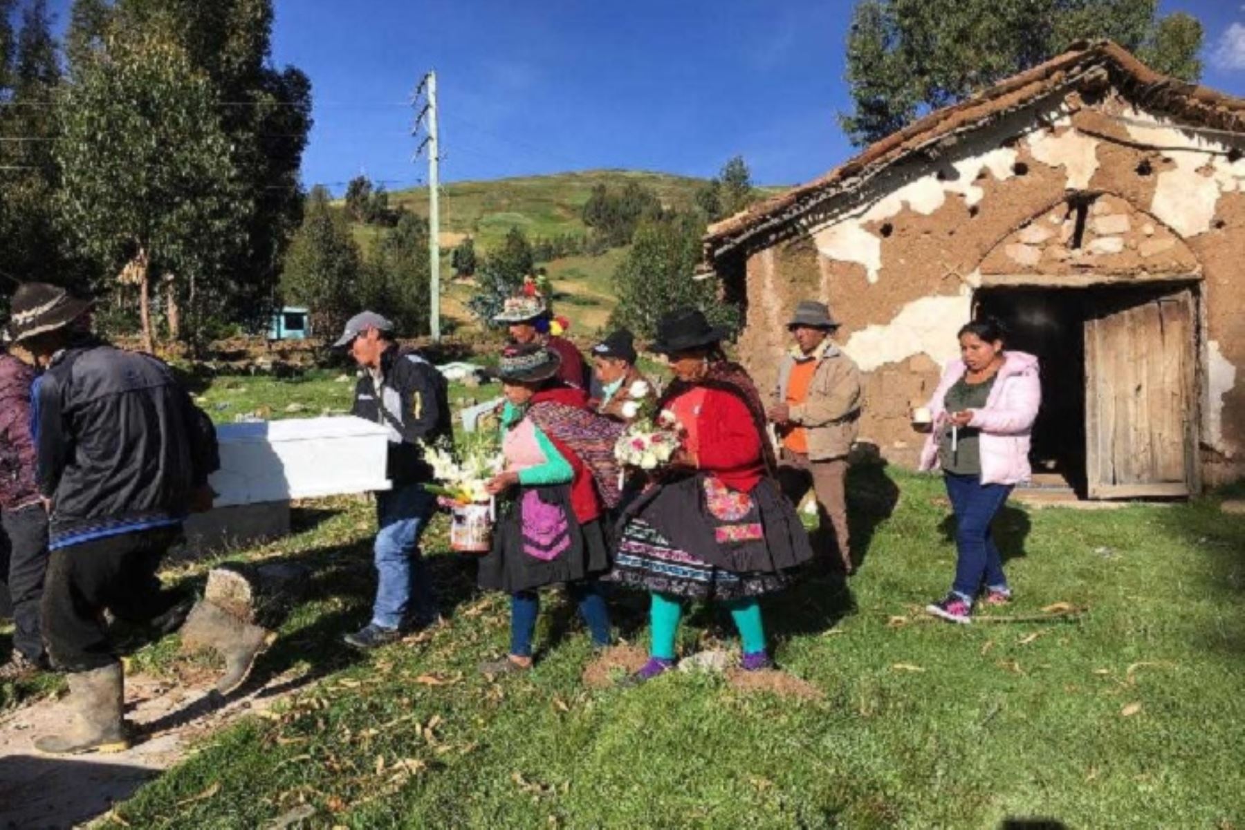 En Huancavelica, el Ministerio de Justicia y Derechos Humanos (Minjusdh), a través de la Dirección General de Búsqueda de Personas Desaparecidas (DGBPD), entregó a sus familiares los restos óseos de 6 víctimas del periodo de violencia 1980-2000, a fin de brindarles un entierro digno, respetando sus creencias y costumbres, después de 36 años.