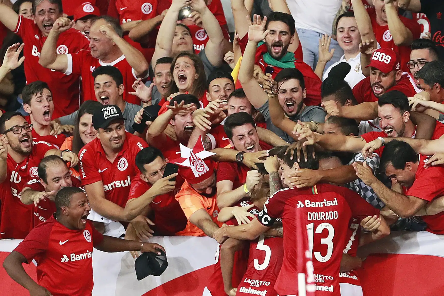 Hinchada del Inter de Porto Alegre, el nuevo equipo que defiende Paolo Guerrero.
Foto: AFP