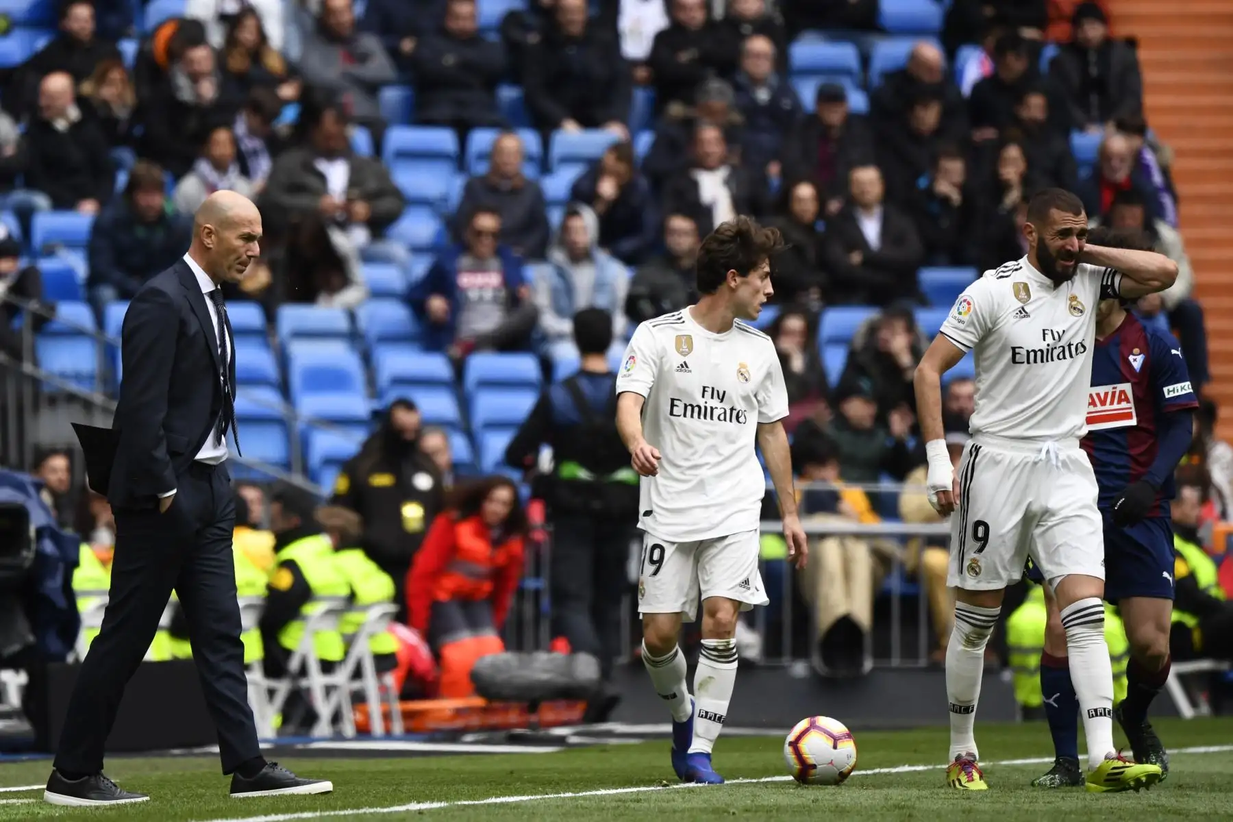 El entrenador francés del Real Madrid Zinedine Zidane (L) mira al defensor español del Real Madrid Alvaro Odriozola (C) y al delantero francés del Real Madrid Karim Benzema (R) durante el partido de fútbol de la liga española entre el Real Madrid CF y el SD Eibar. Foto:AFP