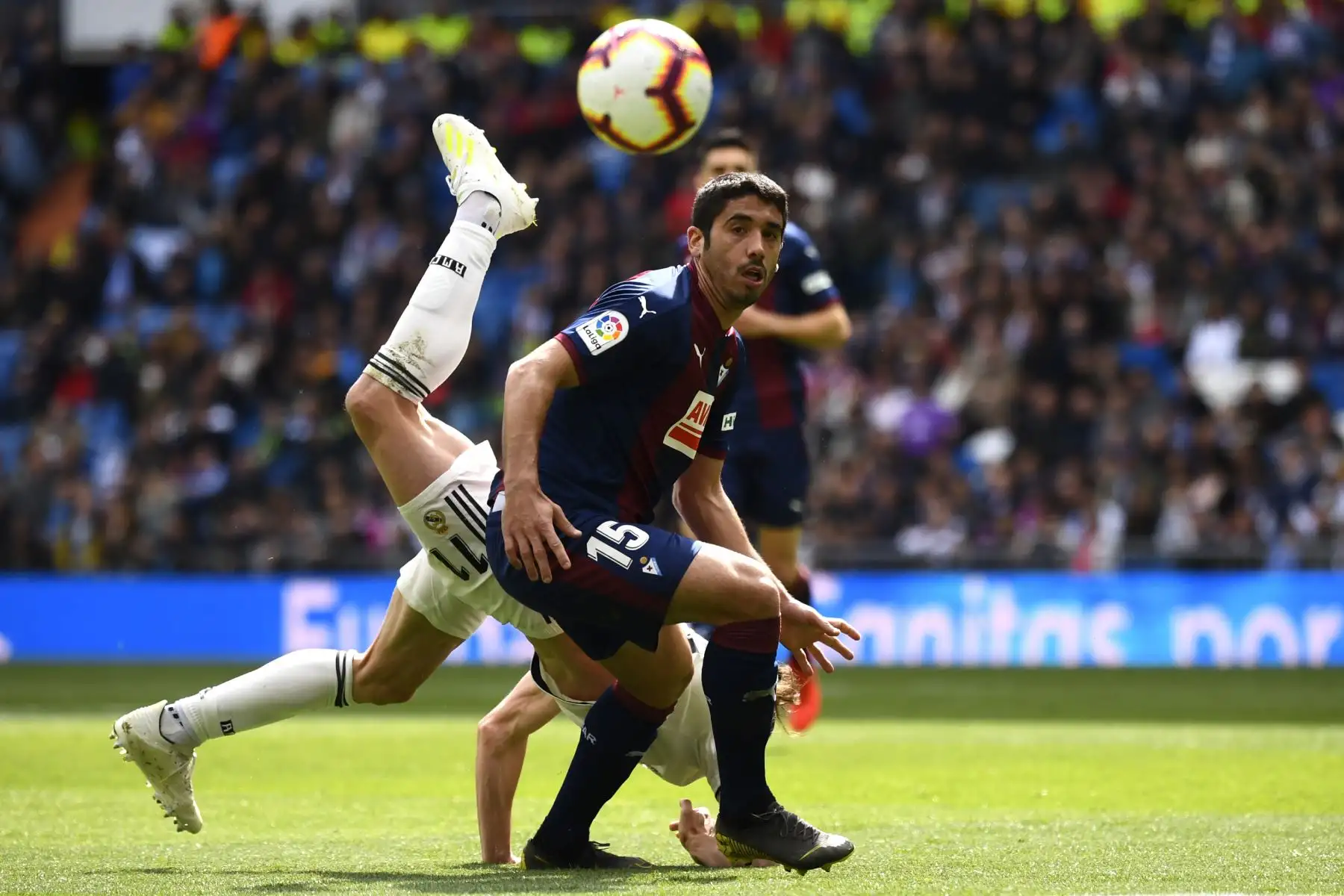 El delantero galés del Real Madrid, Gareth Bale (L), cae junto al defensor español de Eibar, José Ángel, durante el partido de fútbol de la liga española entre el Real Madrid CF y el SD Eibar.Foto:AFP