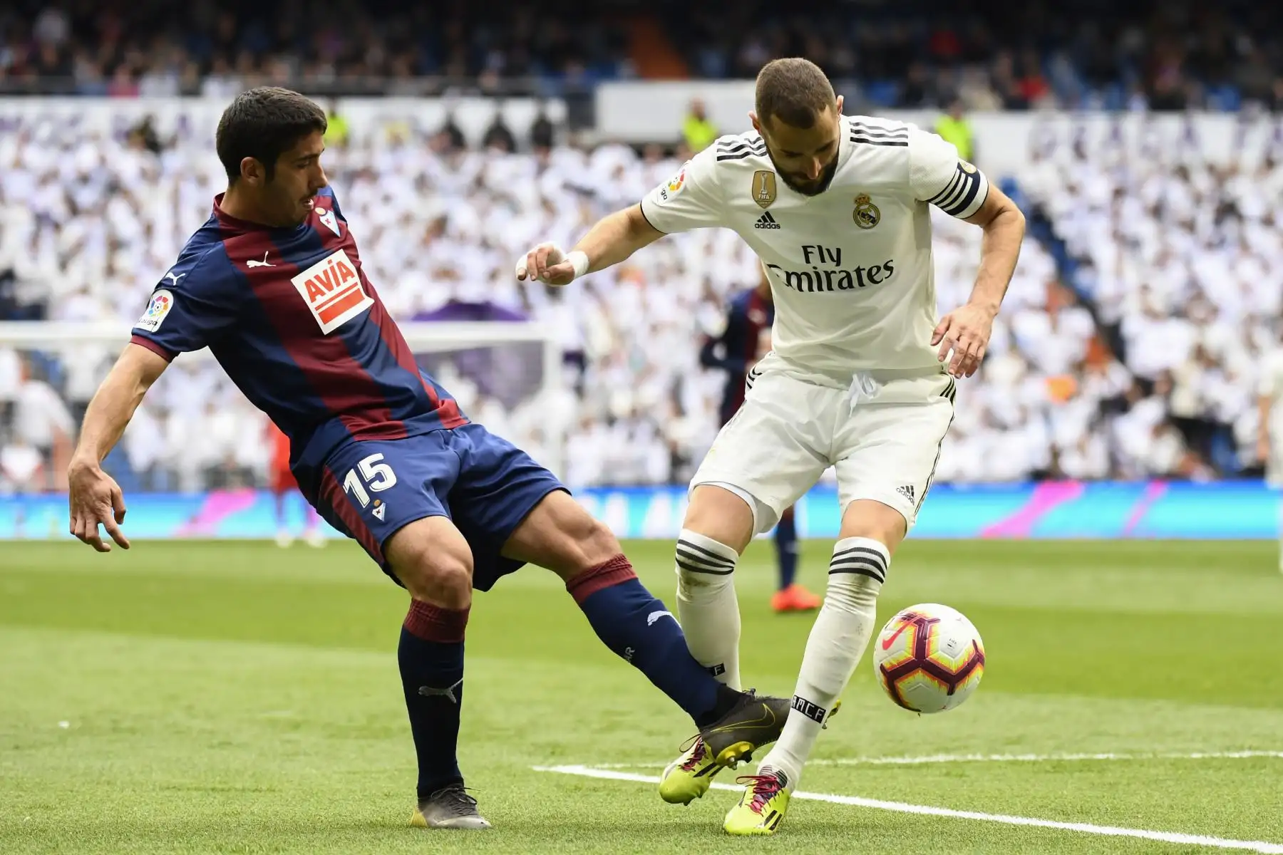 El defensor español de Eibar, José Ángel (L) desafía al delantero francés del Real Madrid, Karim Benzema, durante el partido de fútbol de la liga española .Foto: AFP