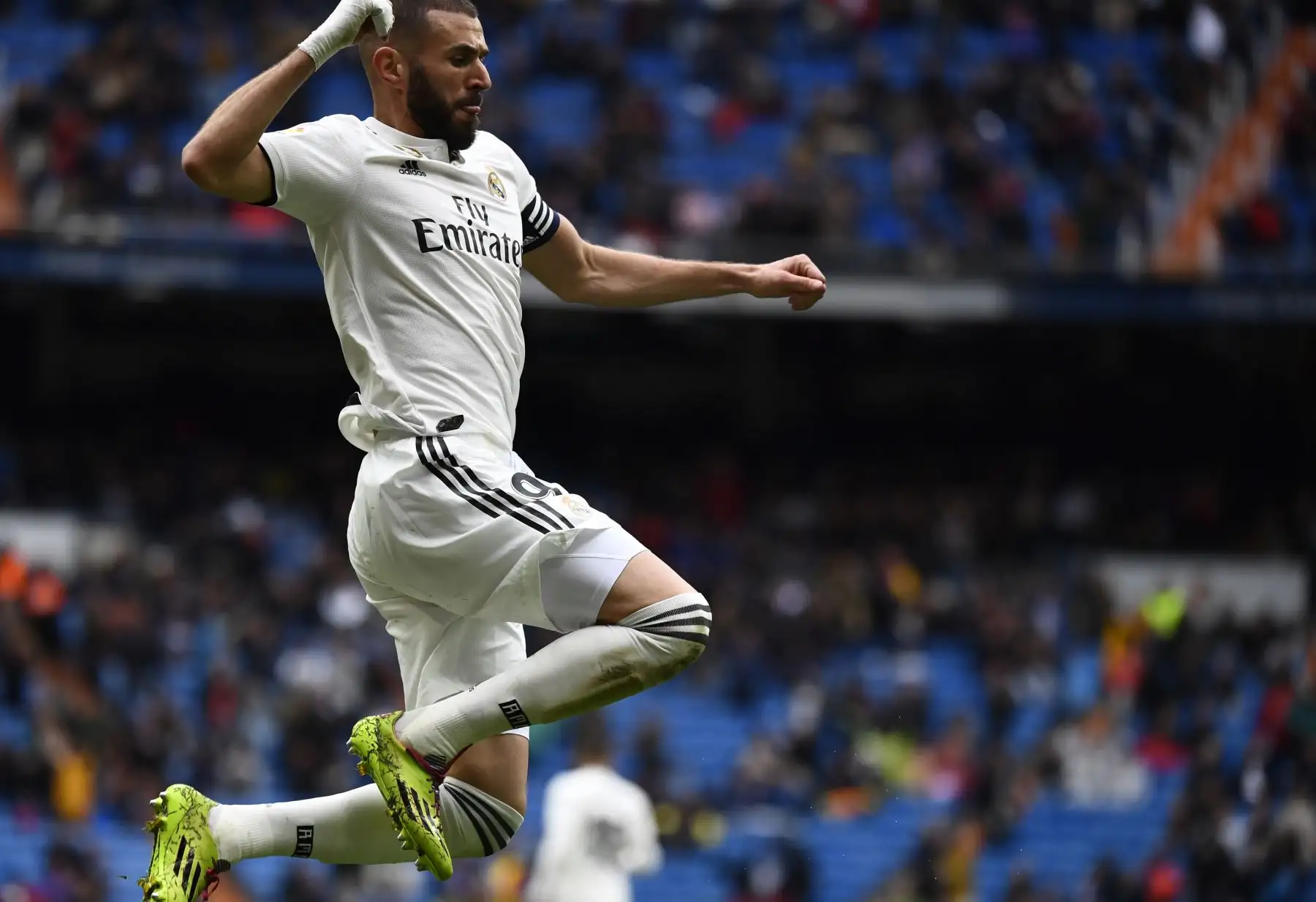 Karim Benzema del Real Madrid celebra su gol luego de anotar al Eibar en el Santiago Bernabeu. Foto: AFP