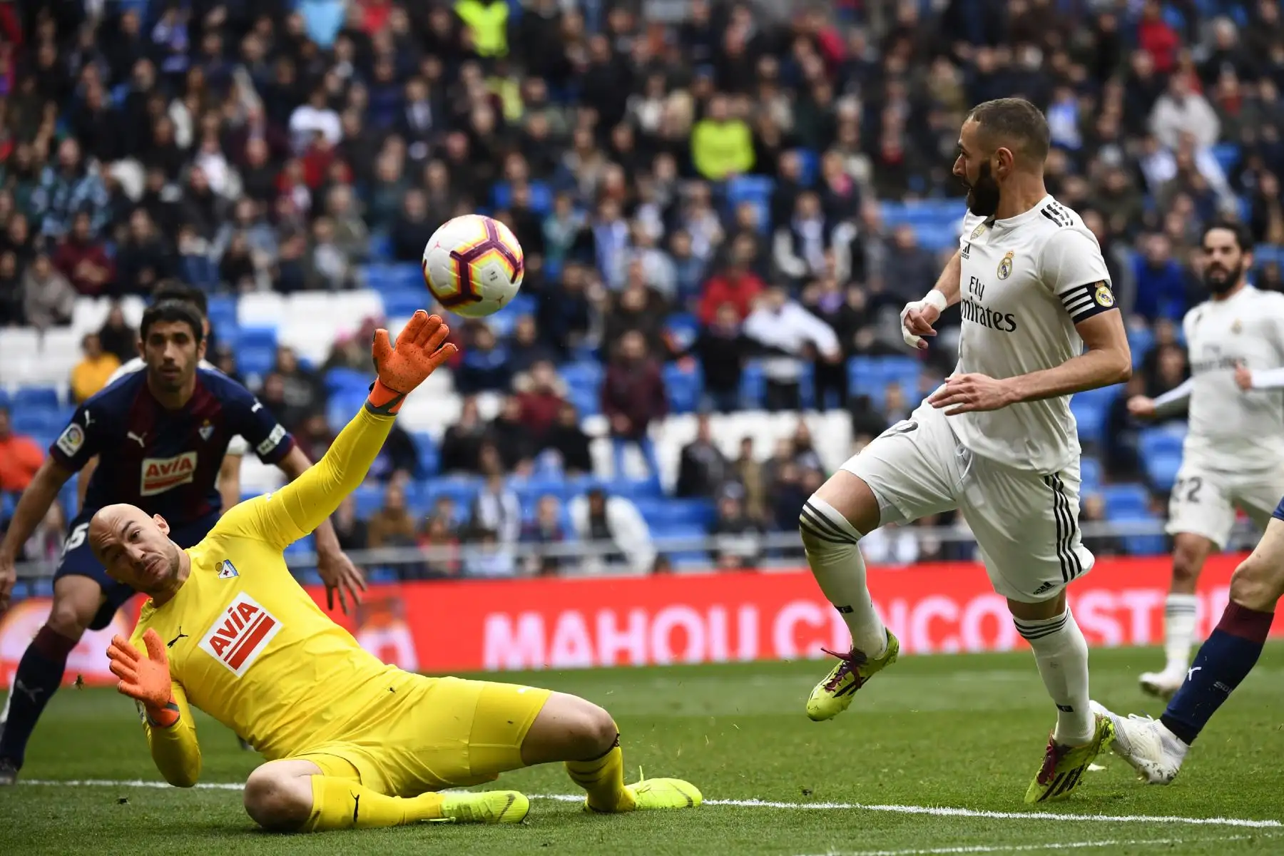 Karim Benzema del Real Madrid celebra su gol luego de anotar al Eibar en el Santiago Bernabeu. Foto: AFP