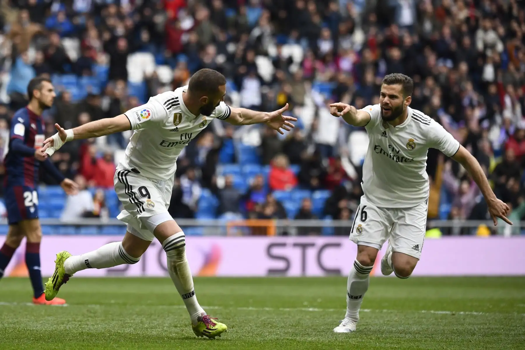 Karim Benzema del Real Madrid celebra su gol luego de anotar al Eibar en el Santiago Bernabeu. Foto: AFP